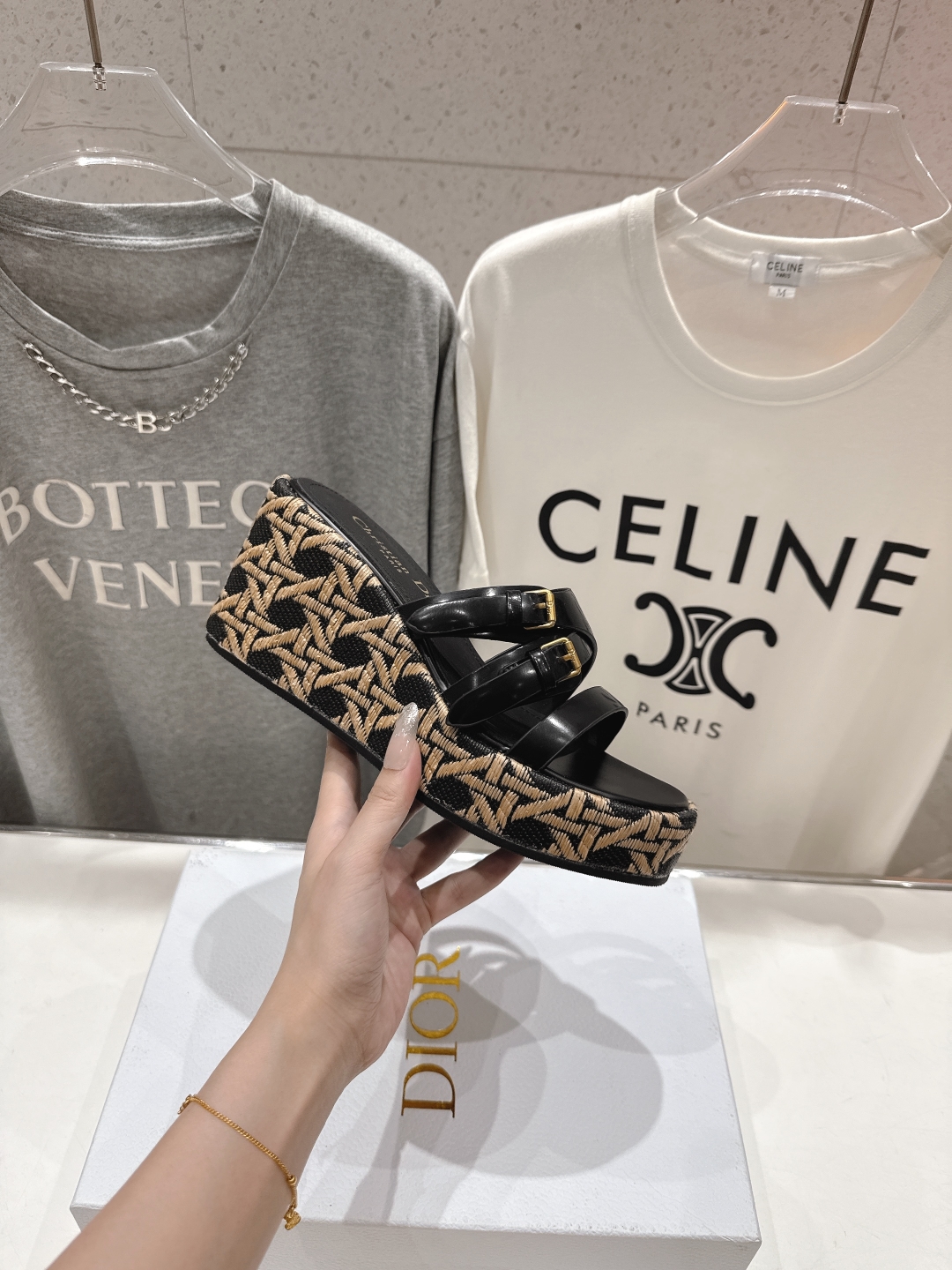 高版本出厂
  Dior*迪奥D家2025ss春夏新款仙女风坡跟厚底拖鞋

11原版复刻 市面上最高版本