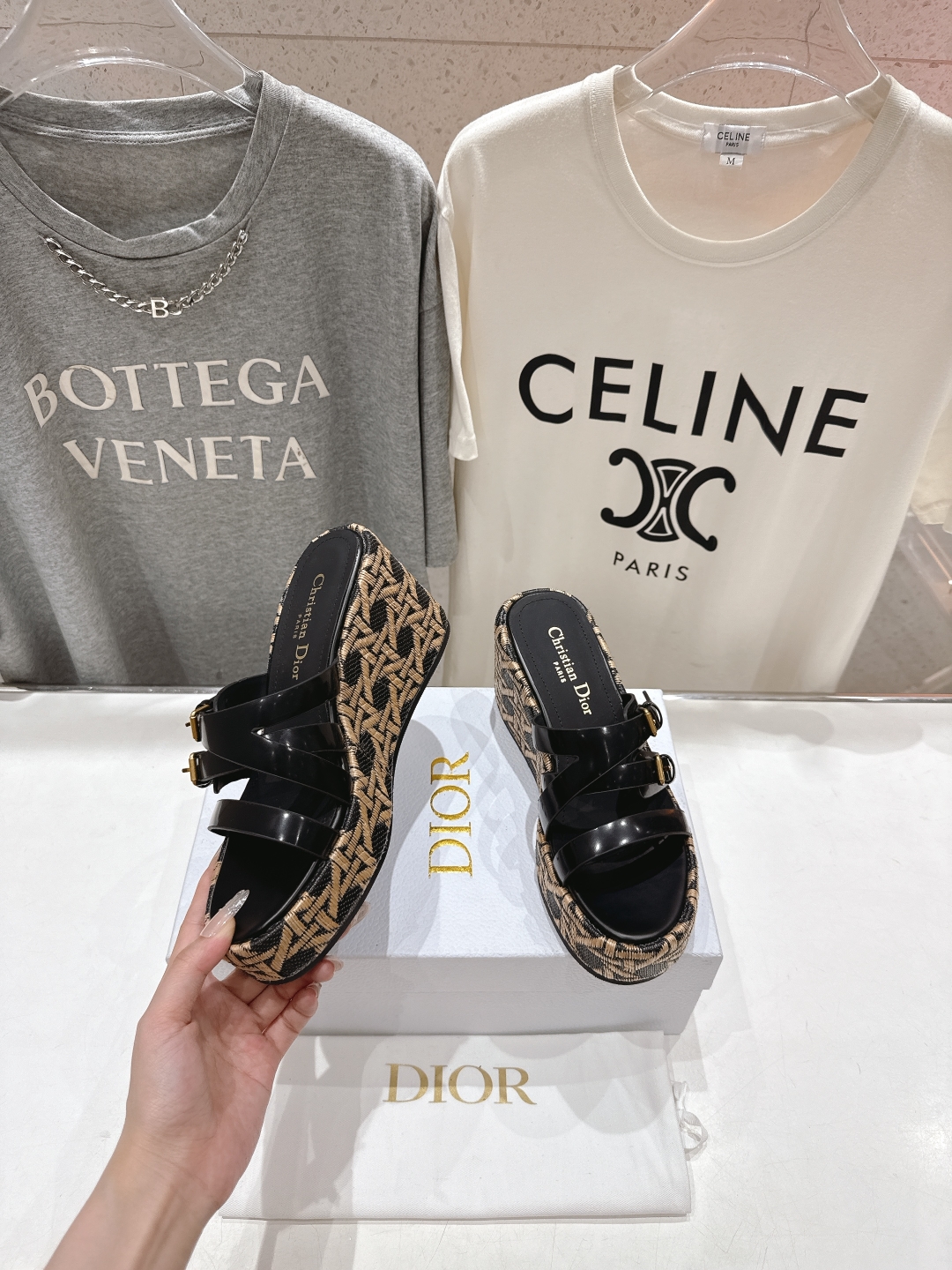 高版本出厂
  Dior*迪奥D家2025ss春夏新款仙女风坡跟厚底拖鞋

11原版复刻 市面上最高版本
