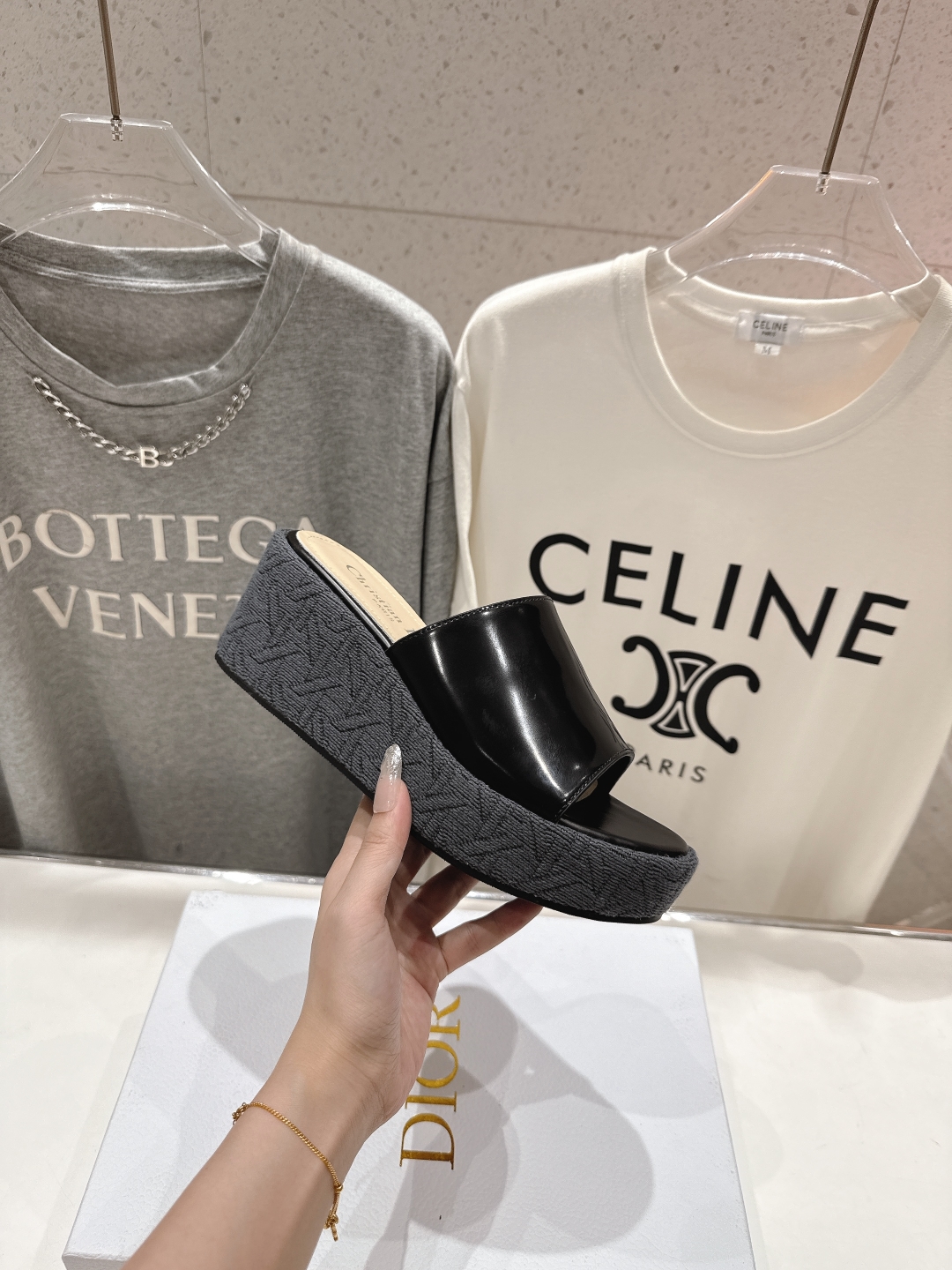 高版本出厂
  Dior*迪奥D家2025ss春夏新款仙女风坡跟厚底拖鞋

11原版复刻 市面上最高版本