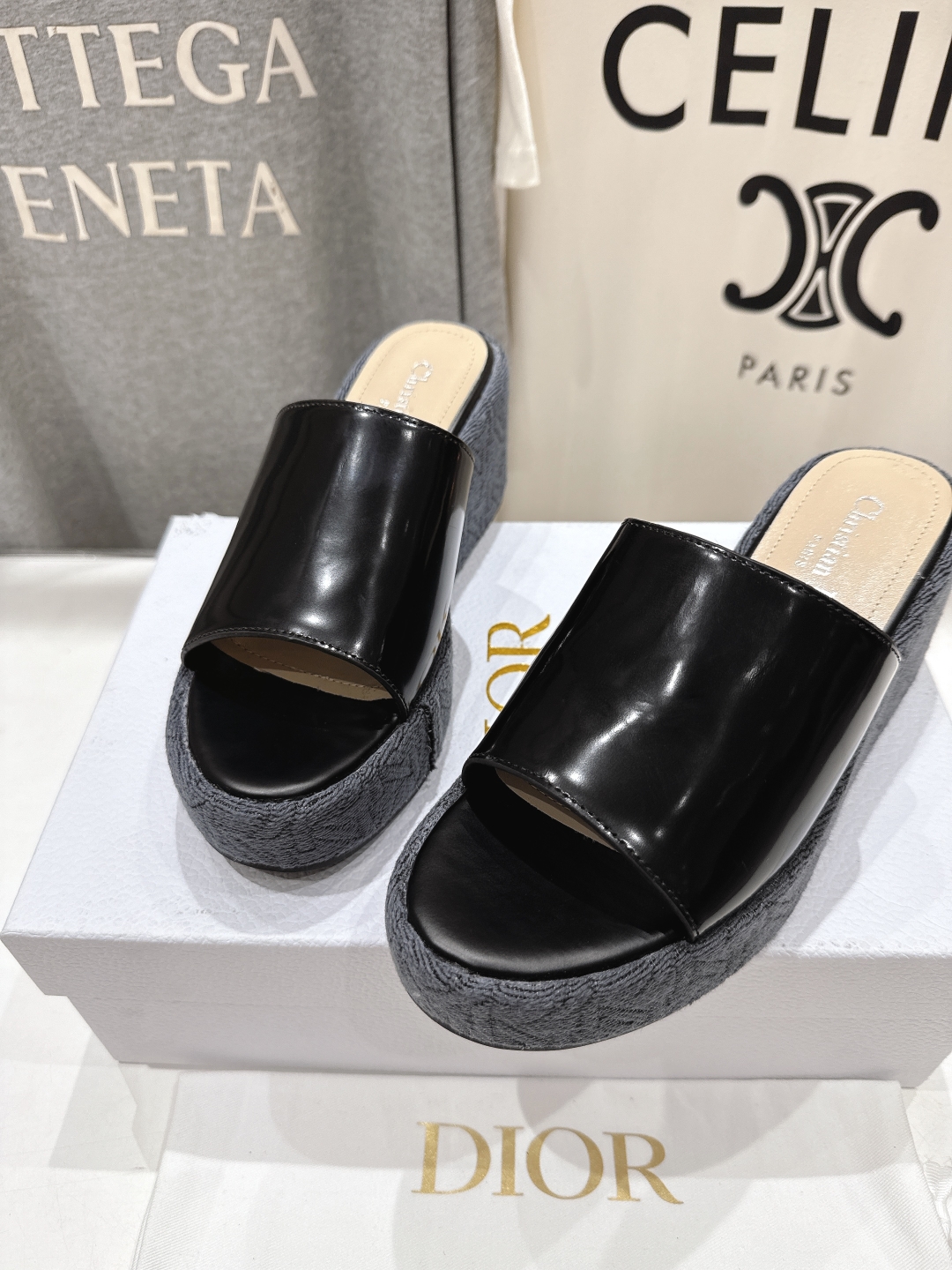 高版本出厂
  Dior*迪奥D家2025ss春夏新款仙女风坡跟厚底拖鞋

11原版复刻 市面上最高版本
