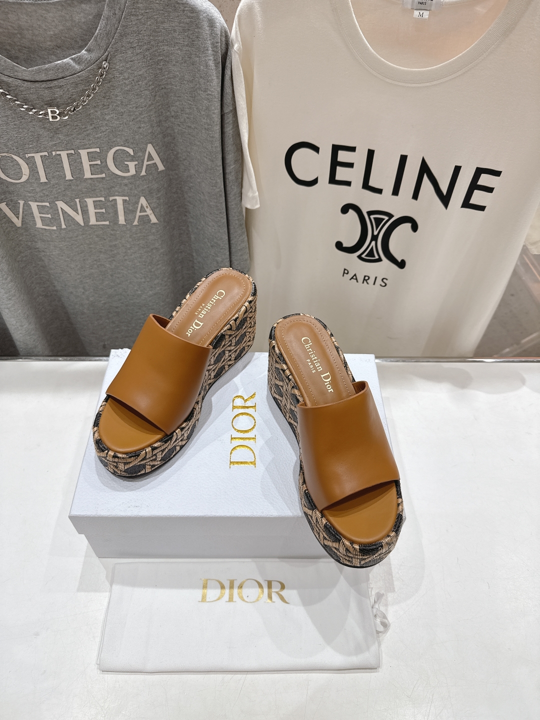 高版本出厂
  Dior*迪奥D家2025ss春夏新款仙女风坡跟厚底拖鞋

11原版复刻 市面上最高版本
