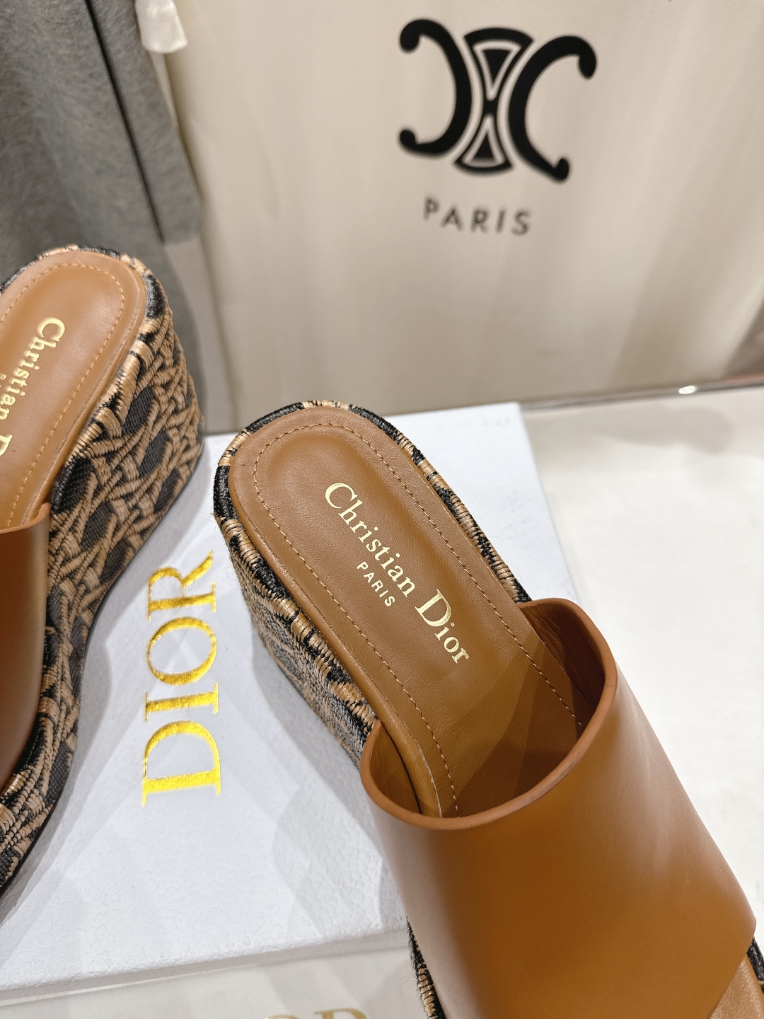高版本出厂
  Dior*迪奥D家2025ss春夏新款仙女风坡跟厚底拖鞋

11原版复刻 市面上最高版本