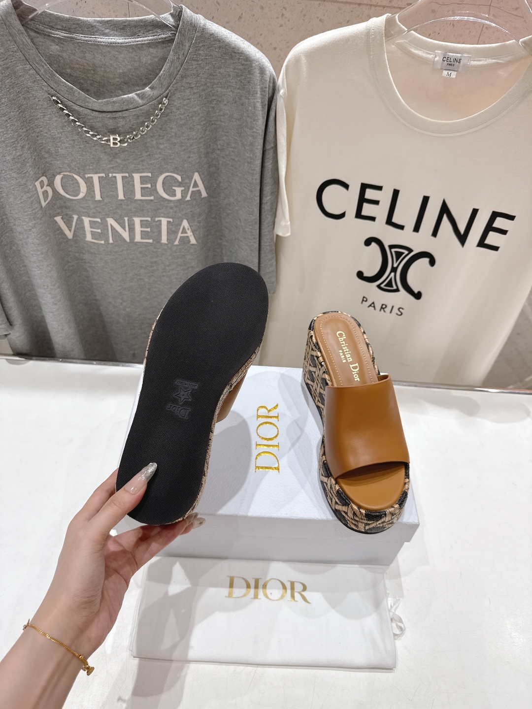高版本出厂
  Dior*迪奥D家2025ss春夏新款仙女风坡跟厚底拖鞋

11原版复刻 市面上最高版本