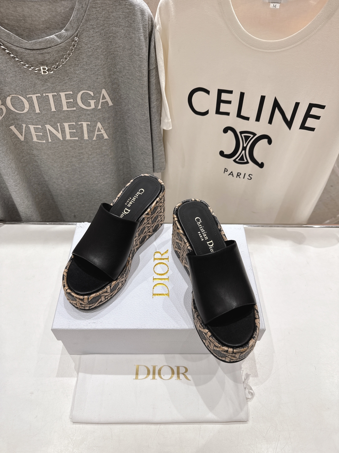 高版本出厂
  Dior*迪奥D家2025ss春夏新款仙女风坡跟厚底拖鞋

11原版复刻 市面上最高版本