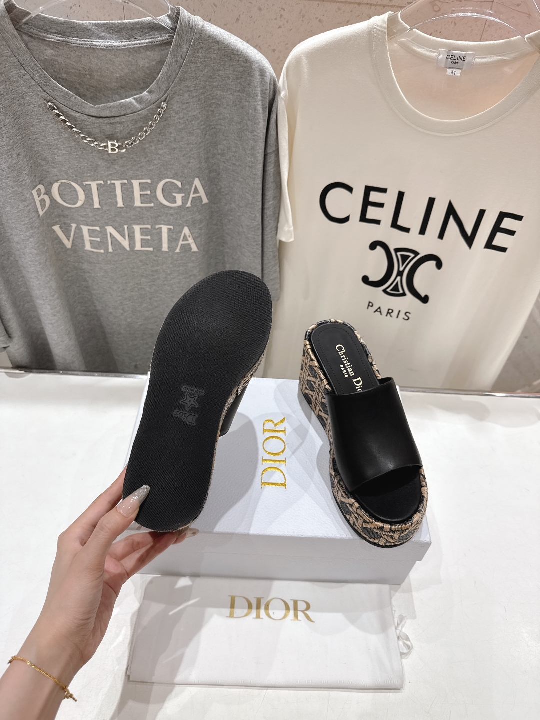 高版本出厂
  Dior*迪奥D家2025ss春夏新款仙女风坡跟厚底拖鞋

11原版复刻 市面上最高版本