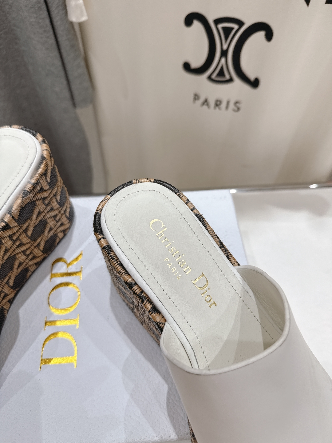 高版本出厂
  Dior*迪奥D家2025ss春夏新款仙女风坡跟厚底拖鞋

11原版复刻 市面上最高版本