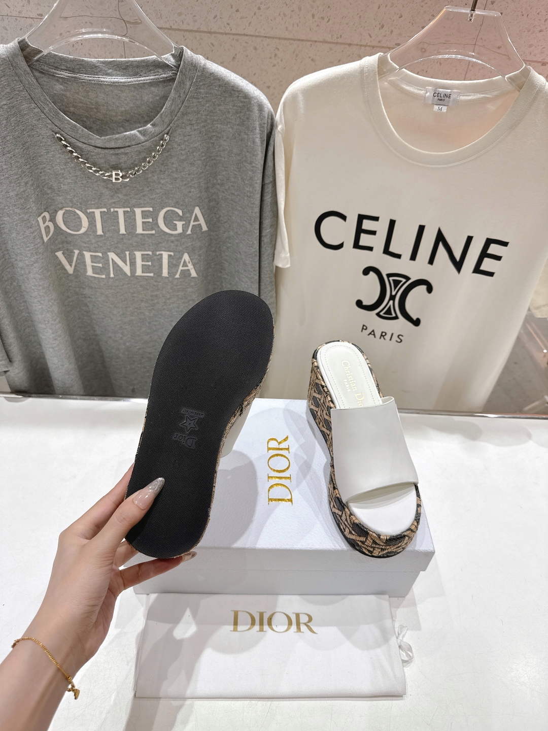 高版本出厂
  Dior*迪奥D家2025ss春夏新款仙女风坡跟厚底拖鞋

11原版复刻 市面上最高版本