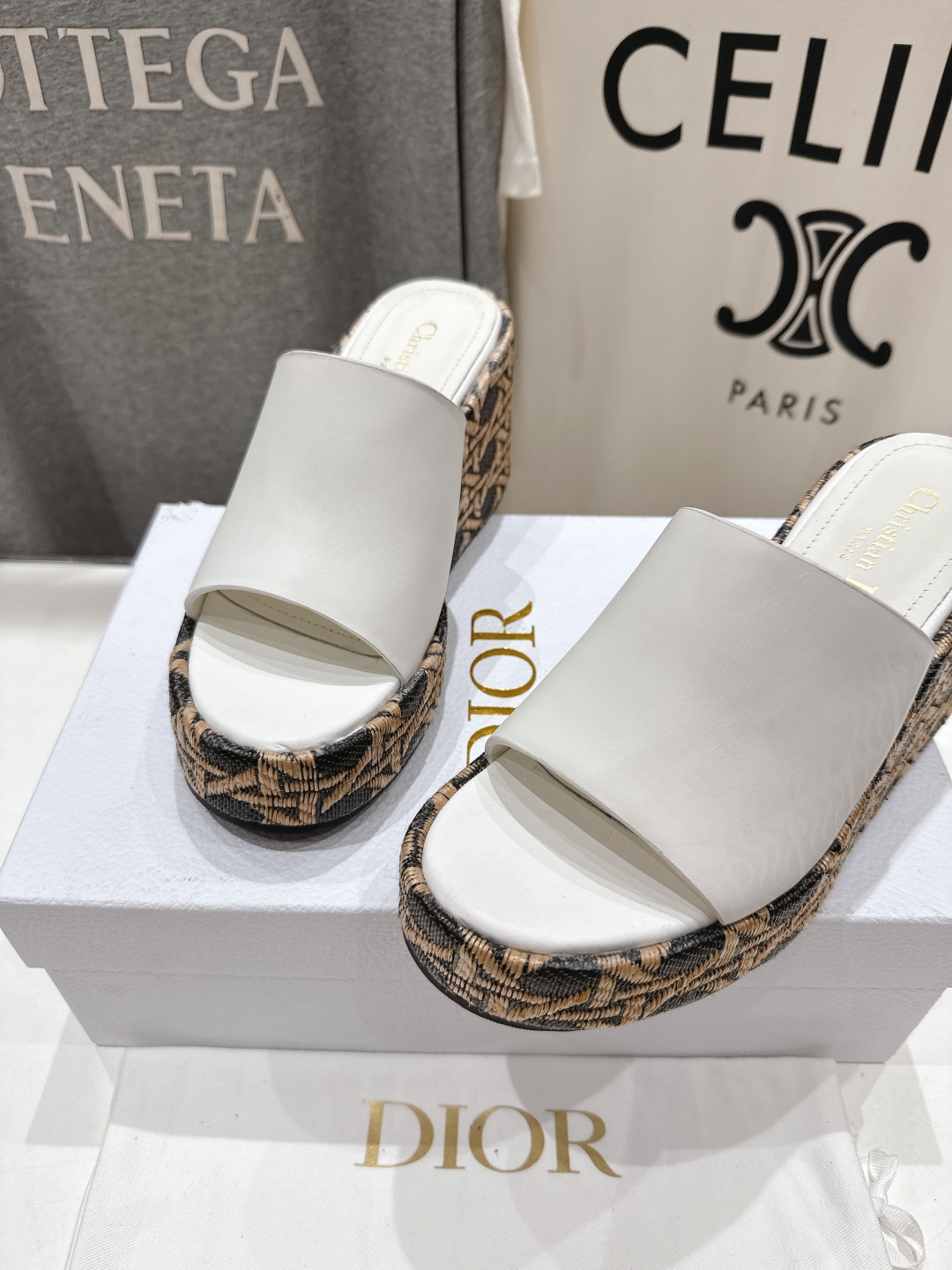 高版本出厂
  Dior*迪奥D家2025ss春夏新款仙女风坡跟厚底拖鞋

11原版复刻 市面上最高版本