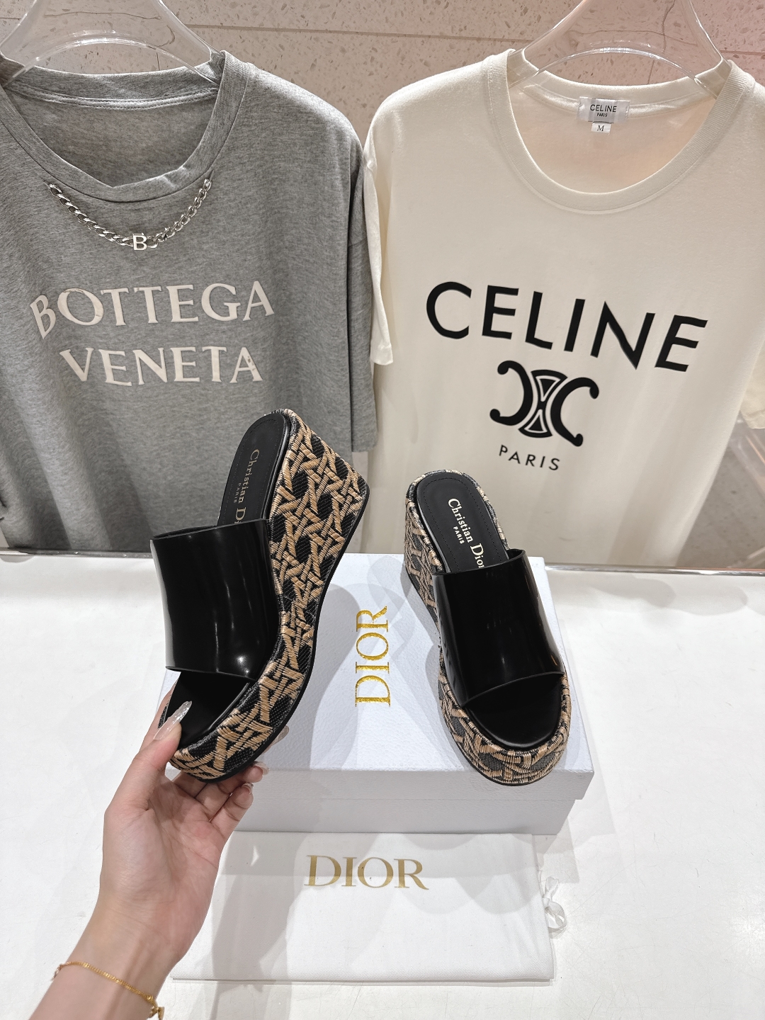 高版本出厂
  Dior*迪奥D家2025ss春夏新款仙女风坡跟厚底拖鞋

11原版复刻 市面上最高版本
