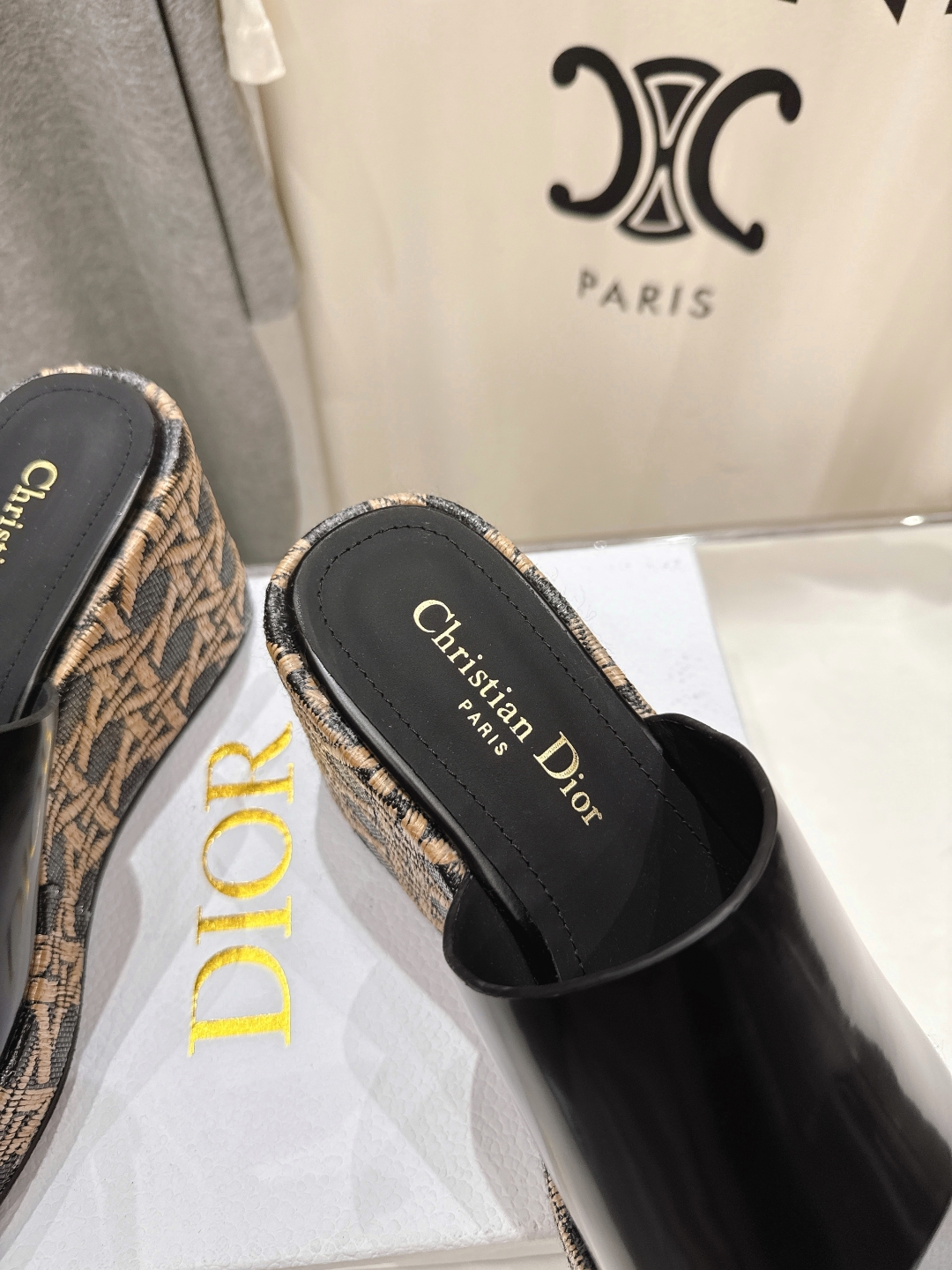 高版本出厂
  Dior*迪奥D家2025ss春夏新款仙女风坡跟厚底拖鞋

11原版复刻 市面上最高版本