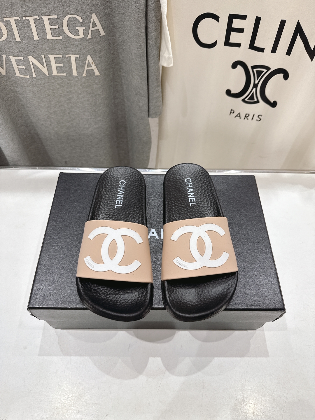 高版本出厂
  CHANEL* ｜小香2025/𝐒𝐒 𝐧𝐞𝐰夏季新款度假沙滩拖鞋
这一季的拖鞋超美😍 极