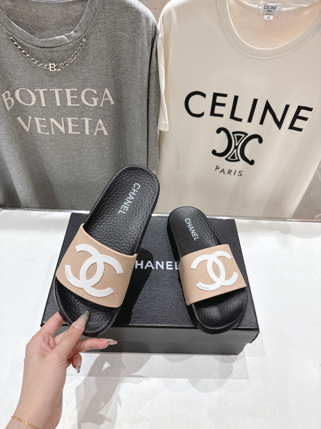 高版本出厂
  CHANEL* ｜小香2025/𝐒𝐒 𝐧𝐞𝐰夏季新款度假沙滩拖鞋
这一季的拖鞋超美😍 极