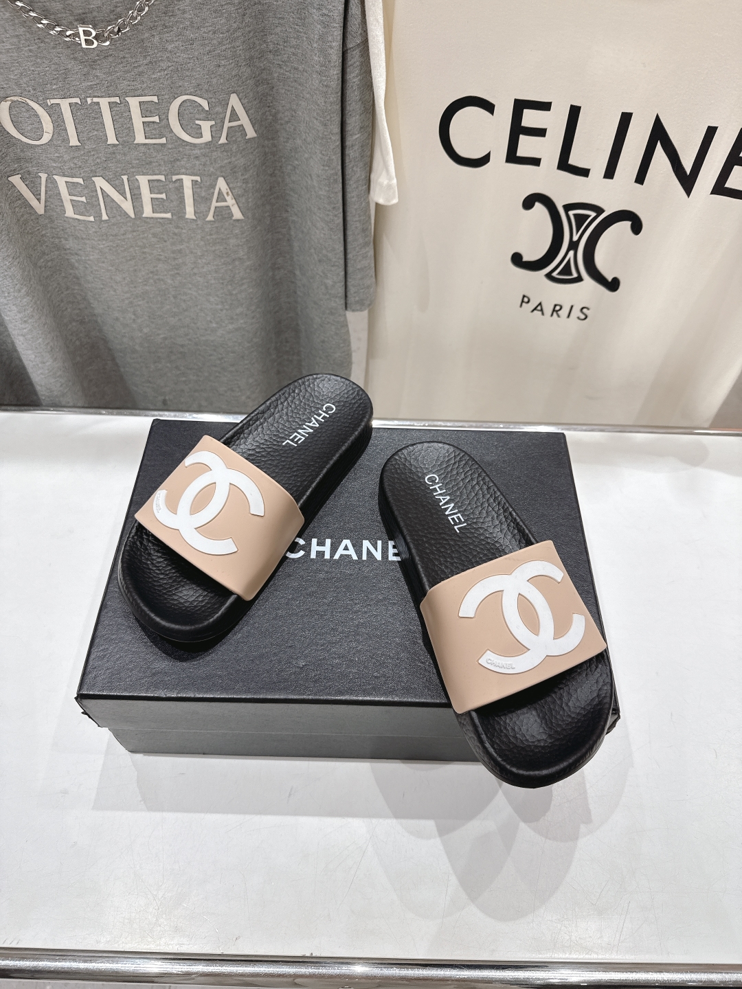 高版本出厂
  CHANEL* ｜小香2025/𝐒𝐒 𝐧𝐞𝐰夏季新款度假沙滩拖鞋
这一季的拖鞋超美😍 极