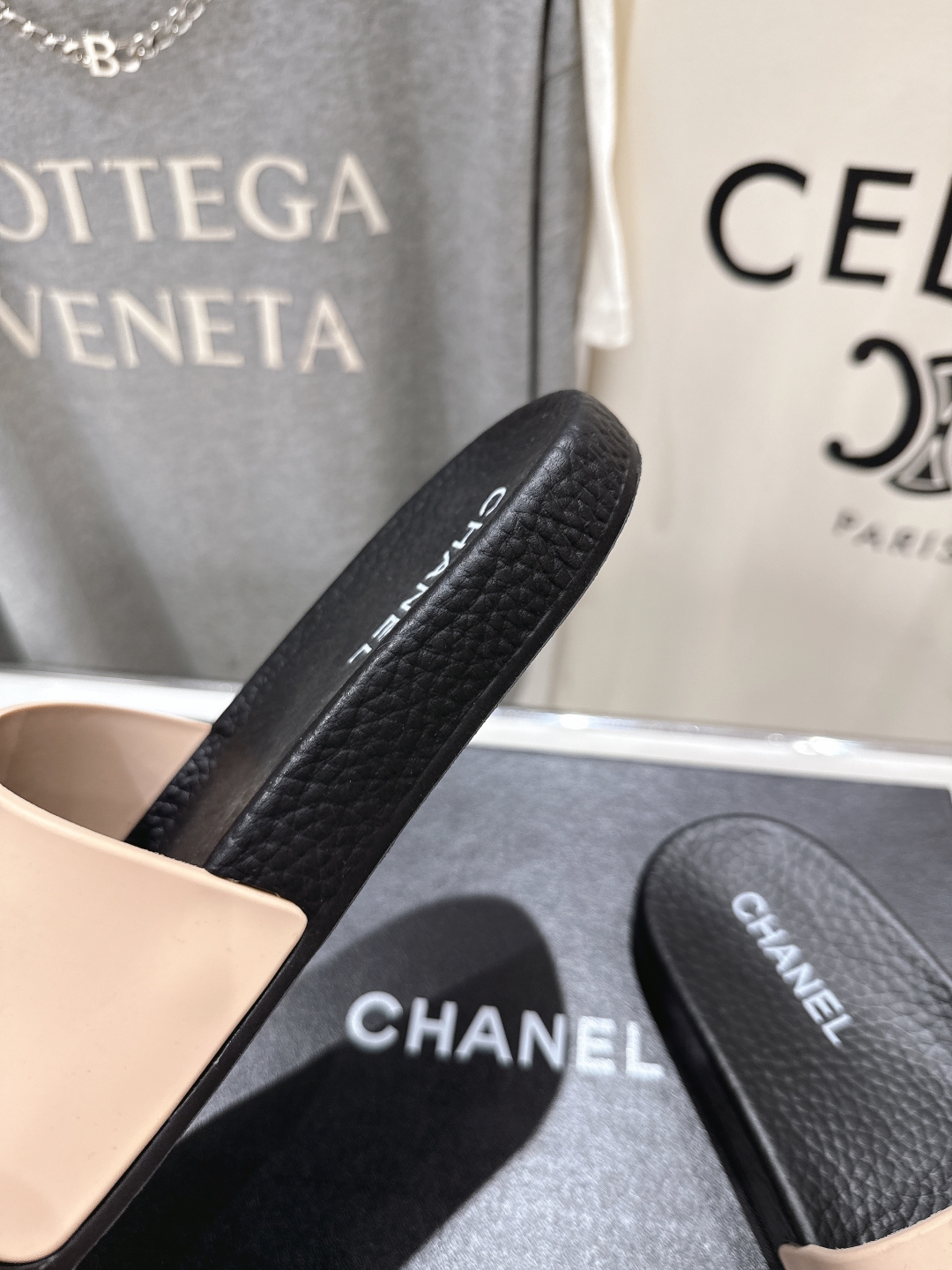 高版本出厂
  CHANEL* ｜小香2025/𝐒𝐒 𝐧𝐞𝐰夏季新款度假沙滩拖鞋
这一季的拖鞋超美😍 极
