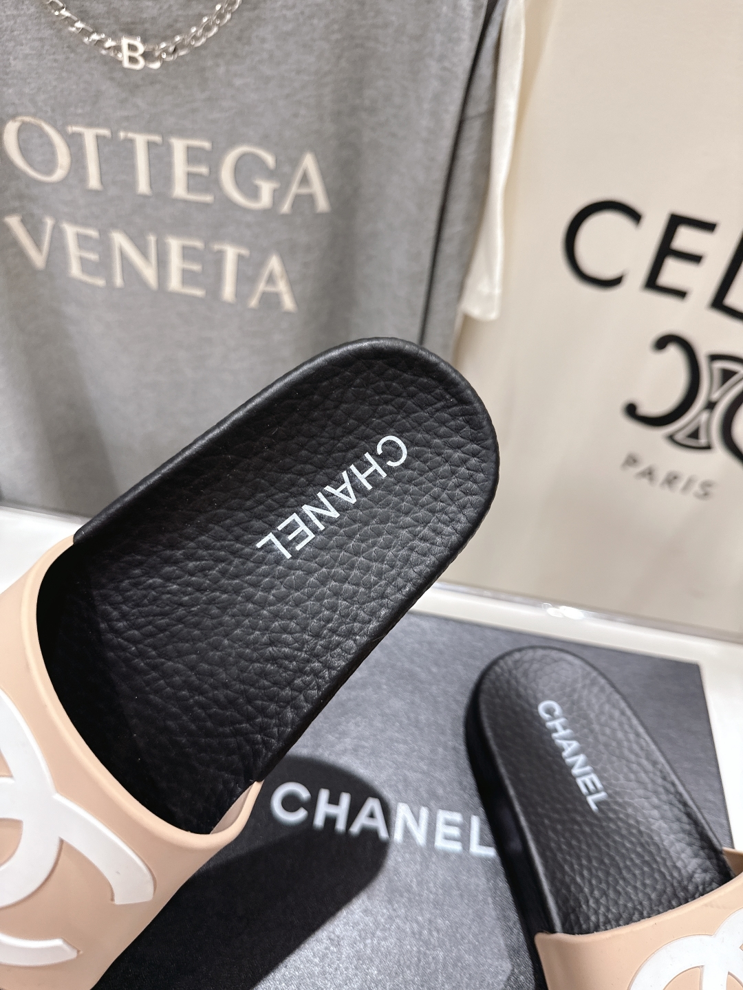 高版本出厂
  CHANEL* ｜小香2025/𝐒𝐒 𝐧𝐞𝐰夏季新款度假沙滩拖鞋
这一季的拖鞋超美😍 极