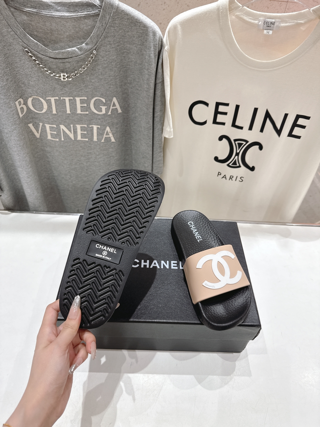 高版本出厂
  CHANEL* ｜小香2025/𝐒𝐒 𝐧𝐞𝐰夏季新款度假沙滩拖鞋
这一季的拖鞋超美😍 极