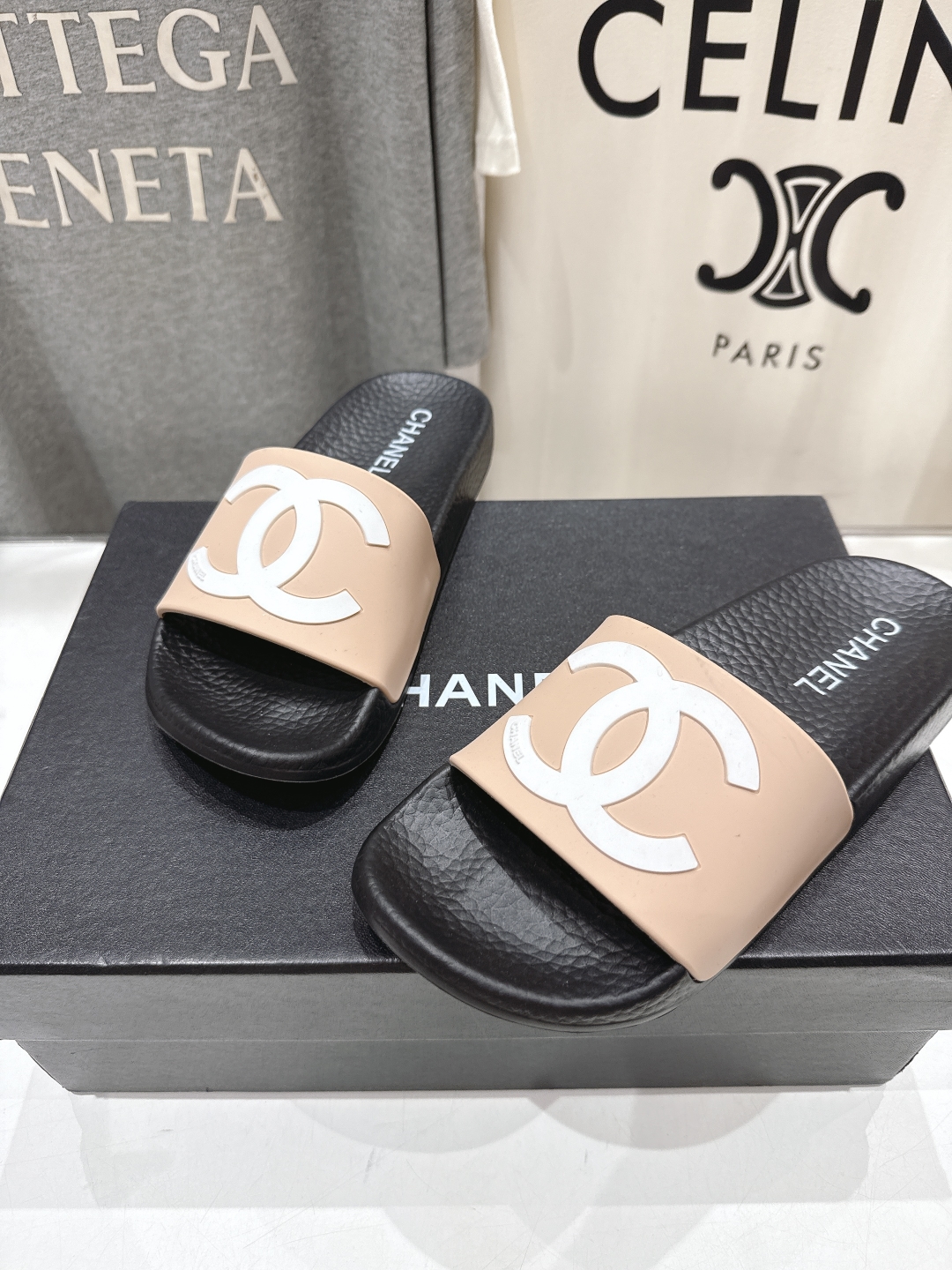 高版本出厂
  CHANEL* ｜小香2025/𝐒𝐒 𝐧𝐞𝐰夏季新款度假沙滩拖鞋
这一季的拖鞋超美😍 极