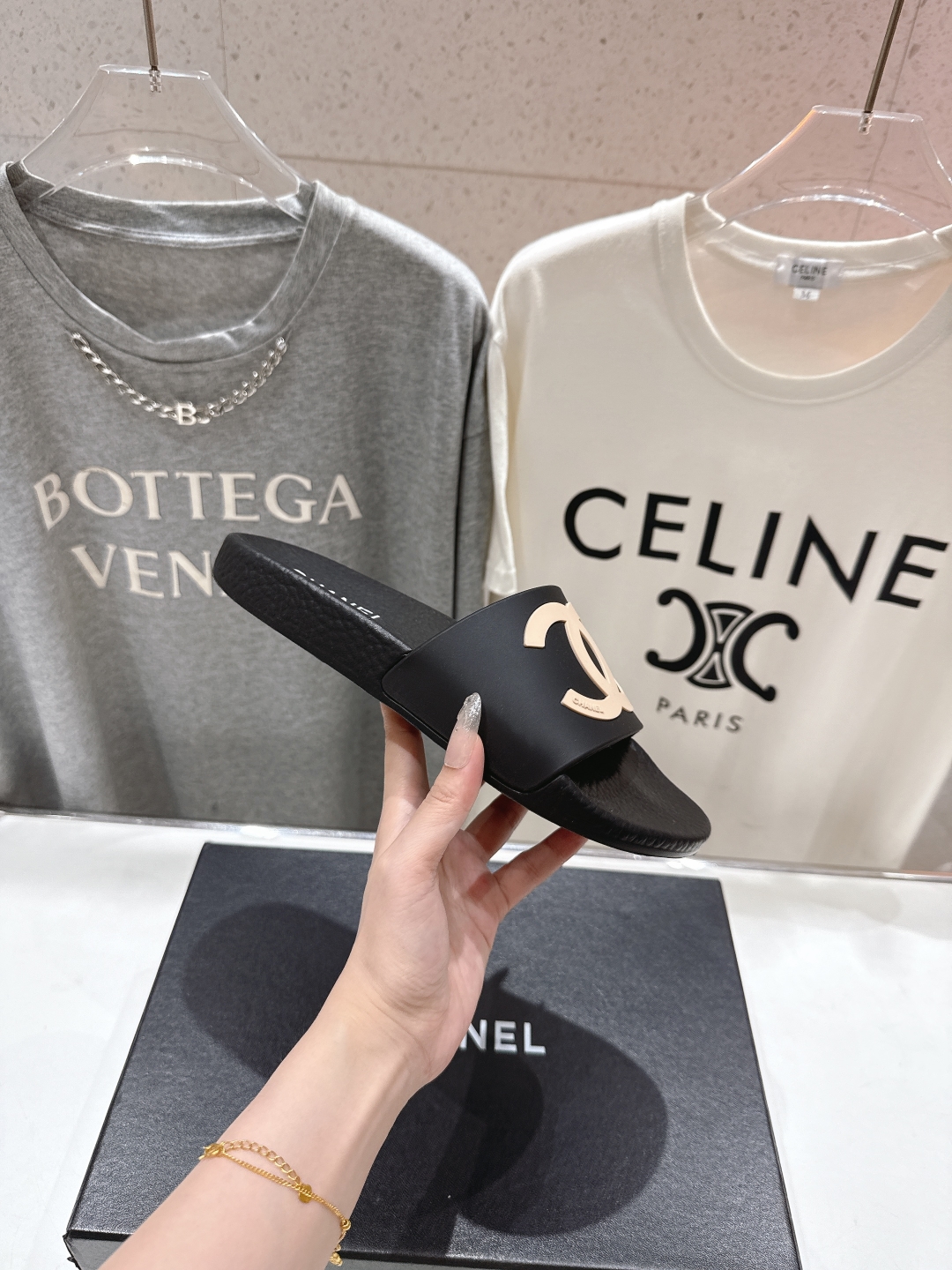 高版本出厂
  CHANEL* ｜小香2025/𝐒𝐒 𝐧𝐞𝐰夏季新款度假沙滩拖鞋
这一季的拖鞋超美😍 极