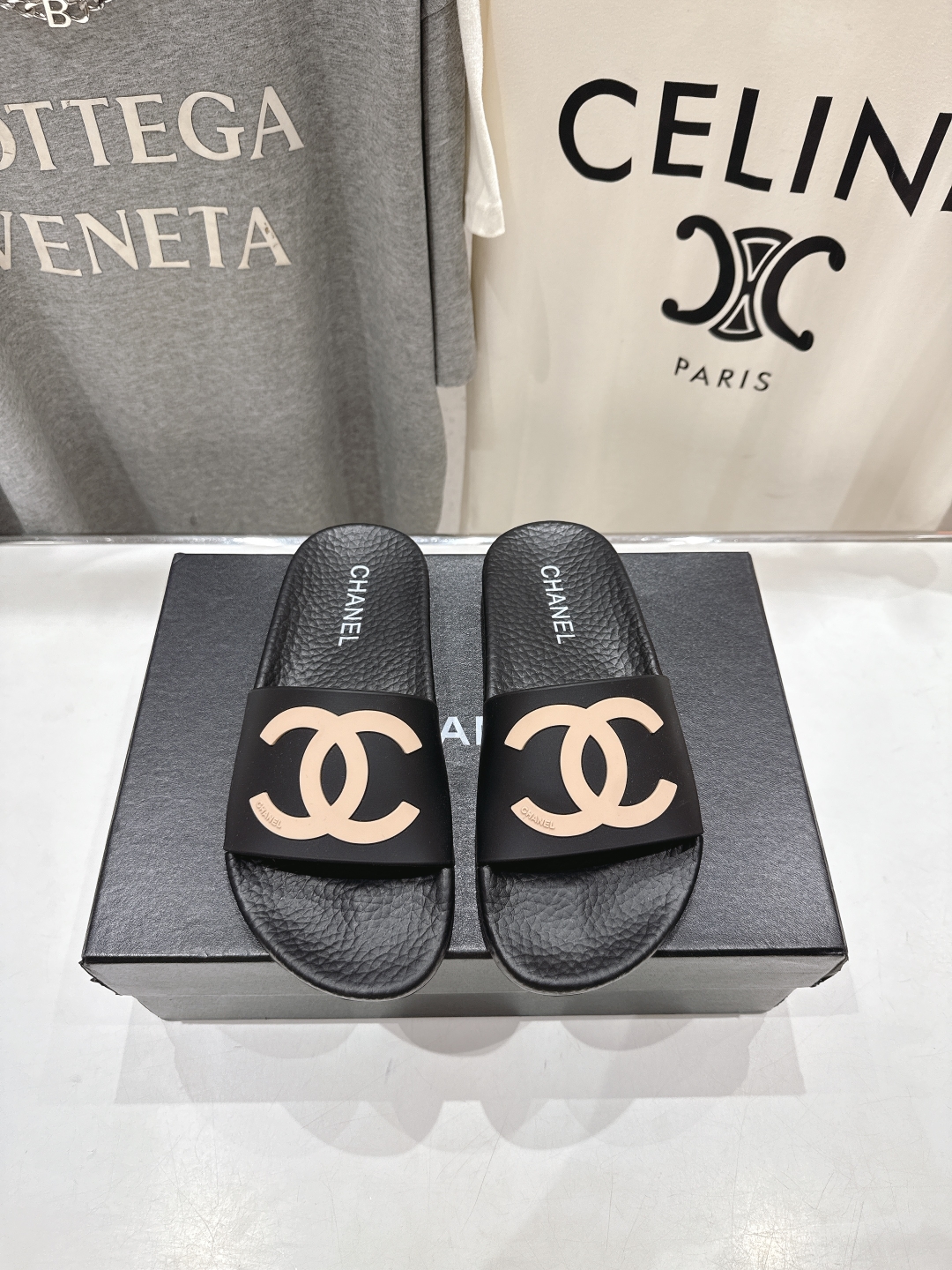 高版本出厂
  CHANEL* ｜小香2025/𝐒𝐒 𝐧𝐞𝐰夏季新款度假沙滩拖鞋
这一季的拖鞋超美😍 极