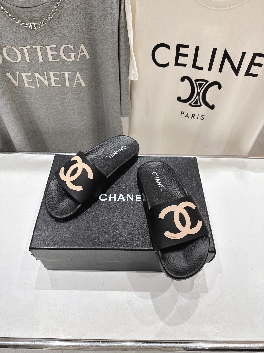 高版本出厂
  CHANEL* ｜小香2025/𝐒𝐒 𝐧𝐞𝐰夏季新款度假沙滩拖鞋
这一季的拖鞋超美😍 极