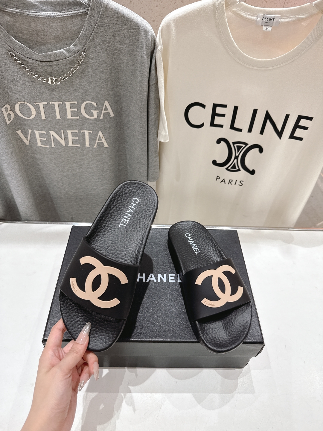高版本出厂
  CHANEL* ｜小香2025/𝐒𝐒 𝐧𝐞𝐰夏季新款度假沙滩拖鞋
这一季的拖鞋超美😍 极