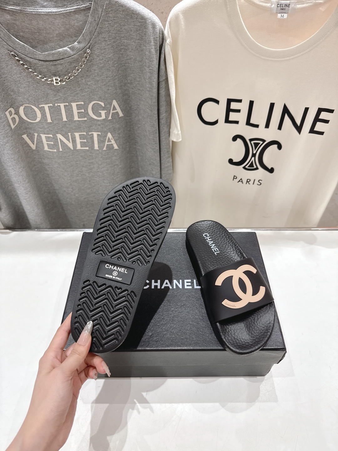 高版本出厂
  CHANEL* ｜小香2025/𝐒𝐒 𝐧𝐞𝐰夏季新款度假沙滩拖鞋
这一季的拖鞋超美😍 极