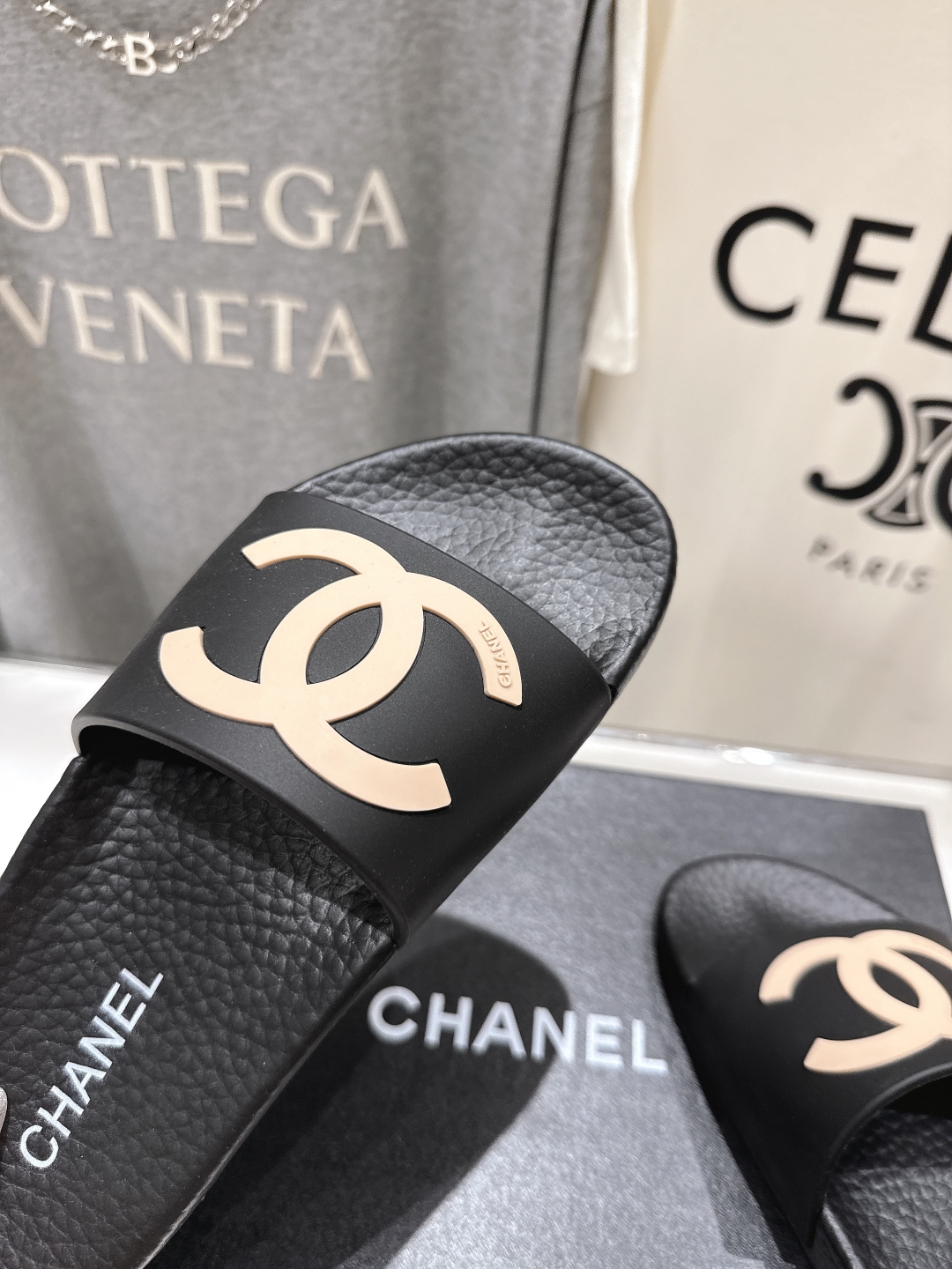 高版本出厂
  CHANEL* ｜小香2025/𝐒𝐒 𝐧𝐞𝐰夏季新款度假沙滩拖鞋
这一季的拖鞋超美😍 极