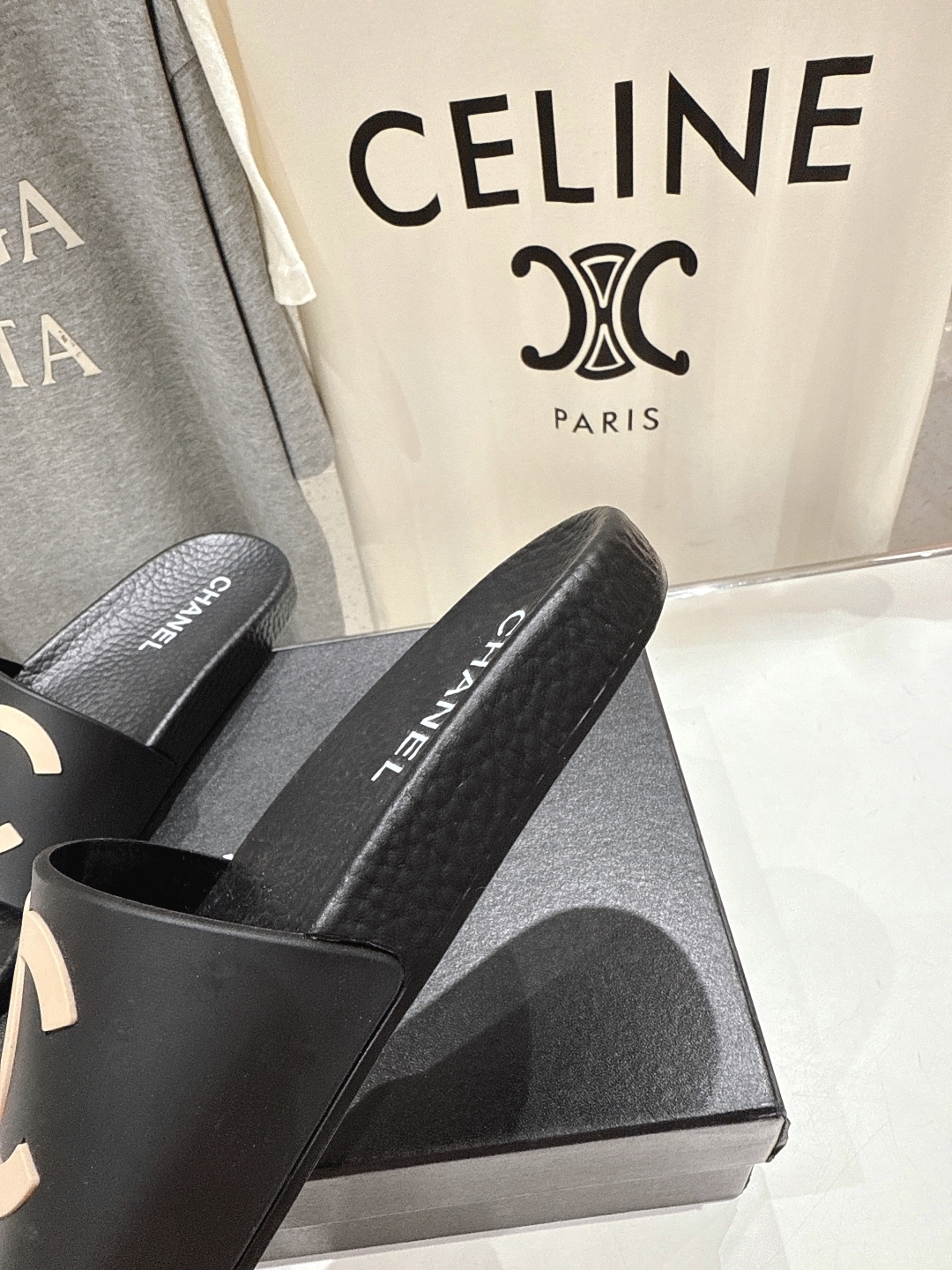 高版本出厂
  CHANEL* ｜小香2025/𝐒𝐒 𝐧𝐞𝐰夏季新款度假沙滩拖鞋
这一季的拖鞋超美😍 极