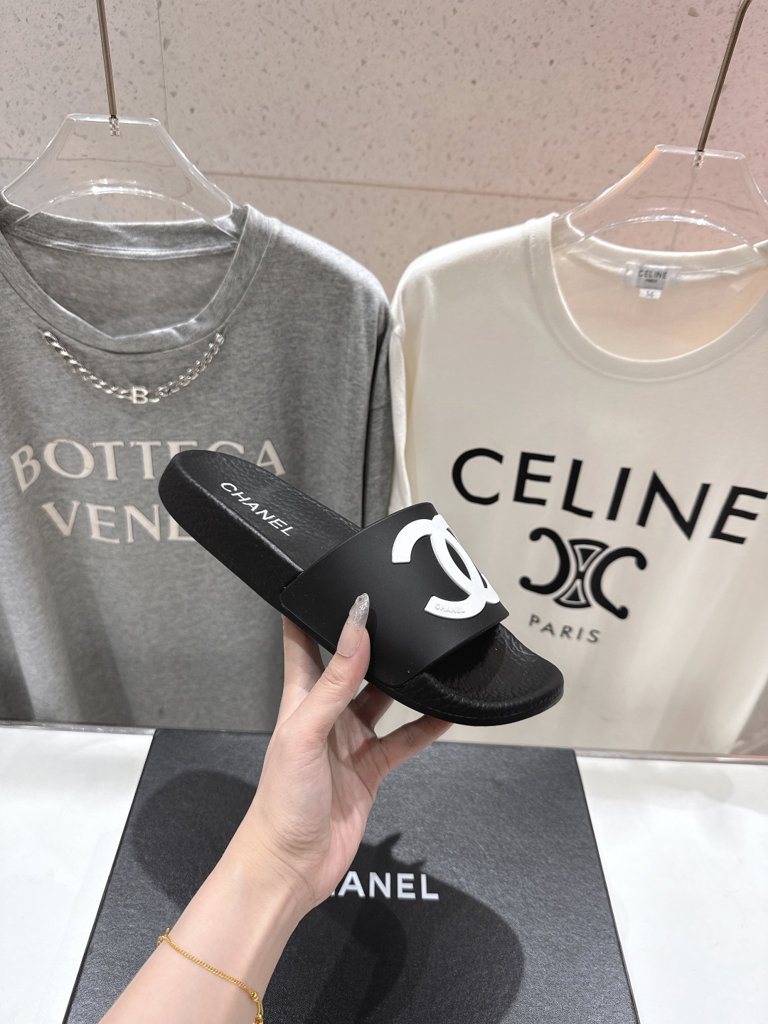 高版本出厂
  CHANEL* ｜小香2025/𝐒𝐒 𝐧𝐞𝐰夏季新款度假沙滩拖鞋
这一季的拖鞋超美😍 极