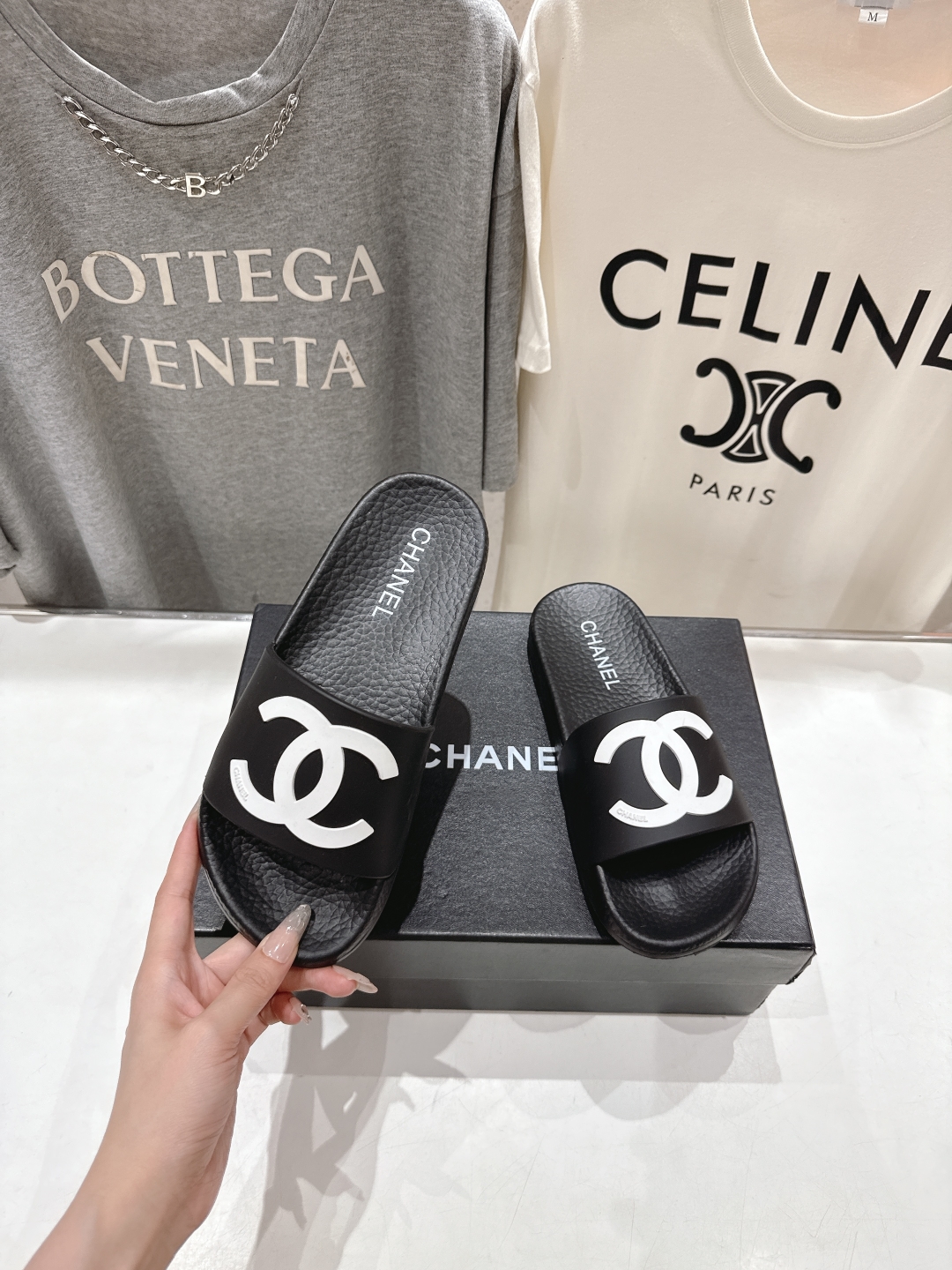 高版本出厂
  CHANEL* ｜小香2025/𝐒𝐒 𝐧𝐞𝐰夏季新款度假沙滩拖鞋
这一季的拖鞋超美😍 极