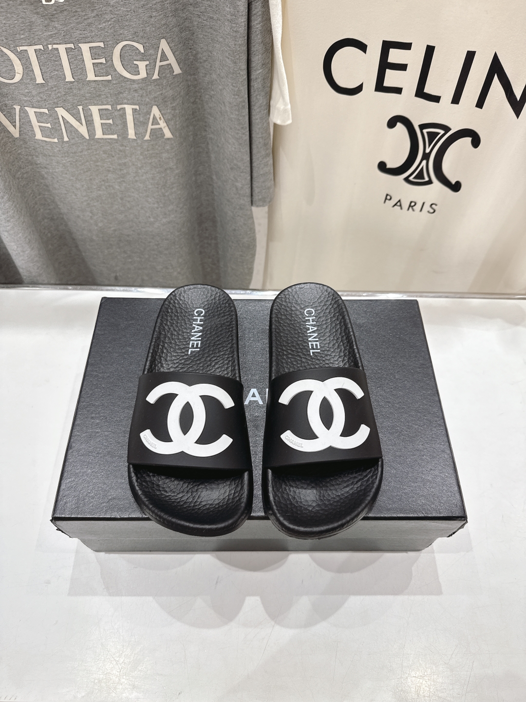 高版本出厂
  CHANEL* ｜小香2025/𝐒𝐒 𝐧𝐞𝐰夏季新款度假沙滩拖鞋
这一季的拖鞋超美😍 极