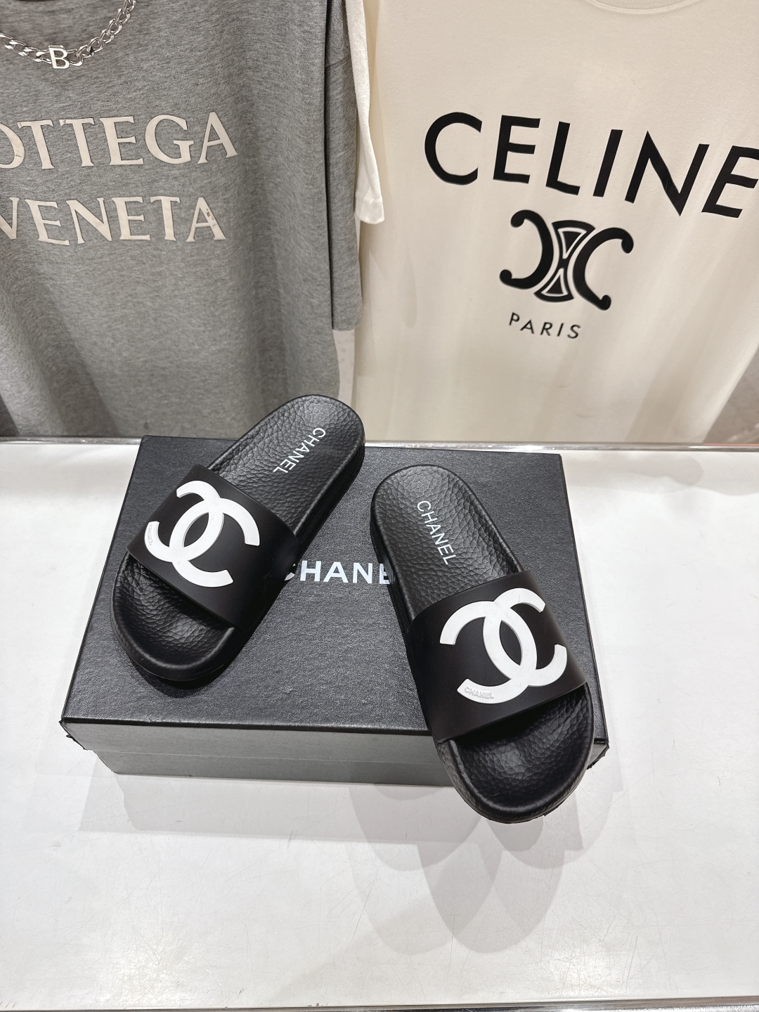 高版本出厂
  CHANEL* ｜小香2025/𝐒𝐒 𝐧𝐞𝐰夏季新款度假沙滩拖鞋
这一季的拖鞋超美😍 极
