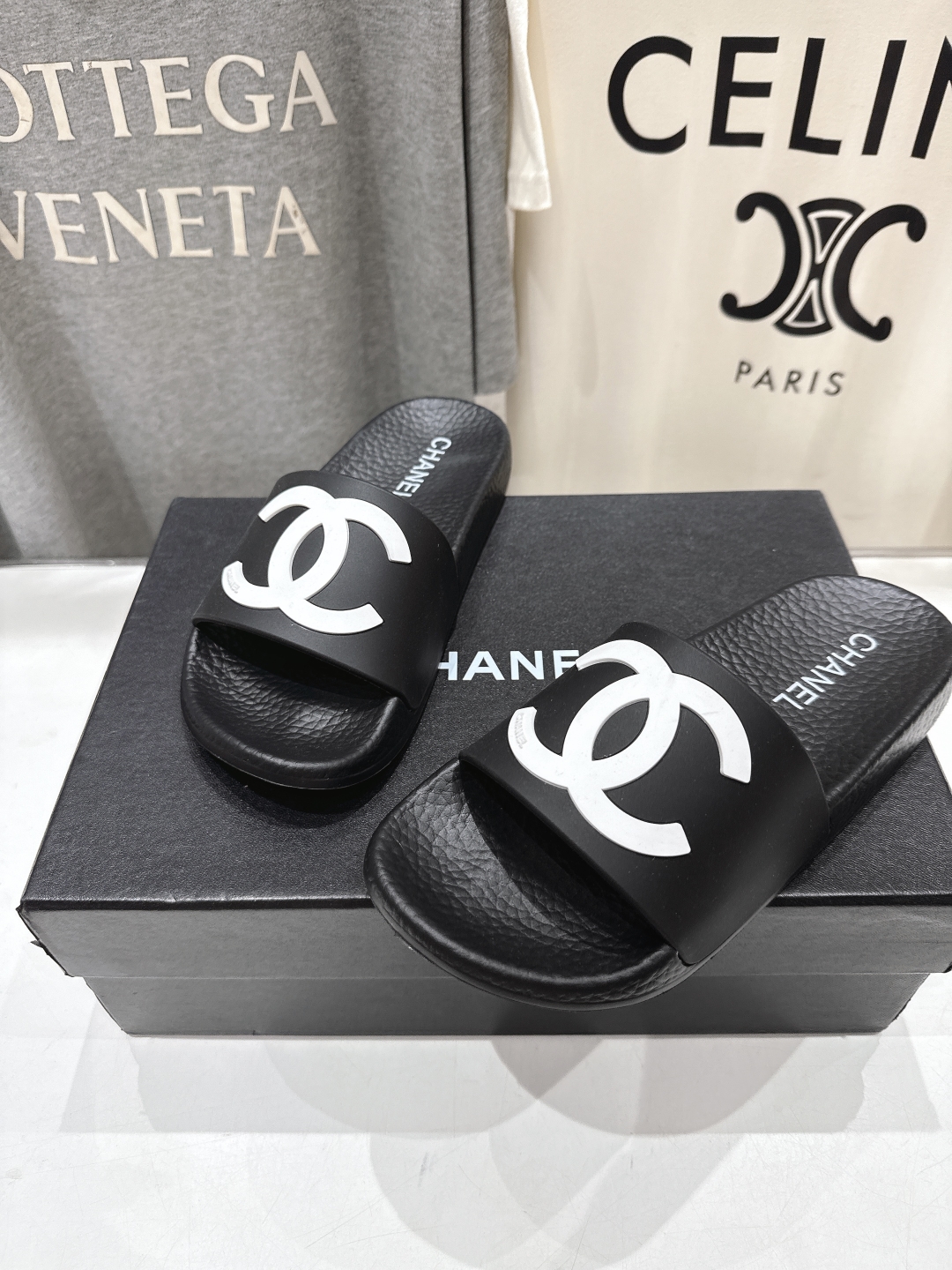 高版本出厂
  CHANEL* ｜小香2025/𝐒𝐒 𝐧𝐞𝐰夏季新款度假沙滩拖鞋
这一季的拖鞋超美😍 极