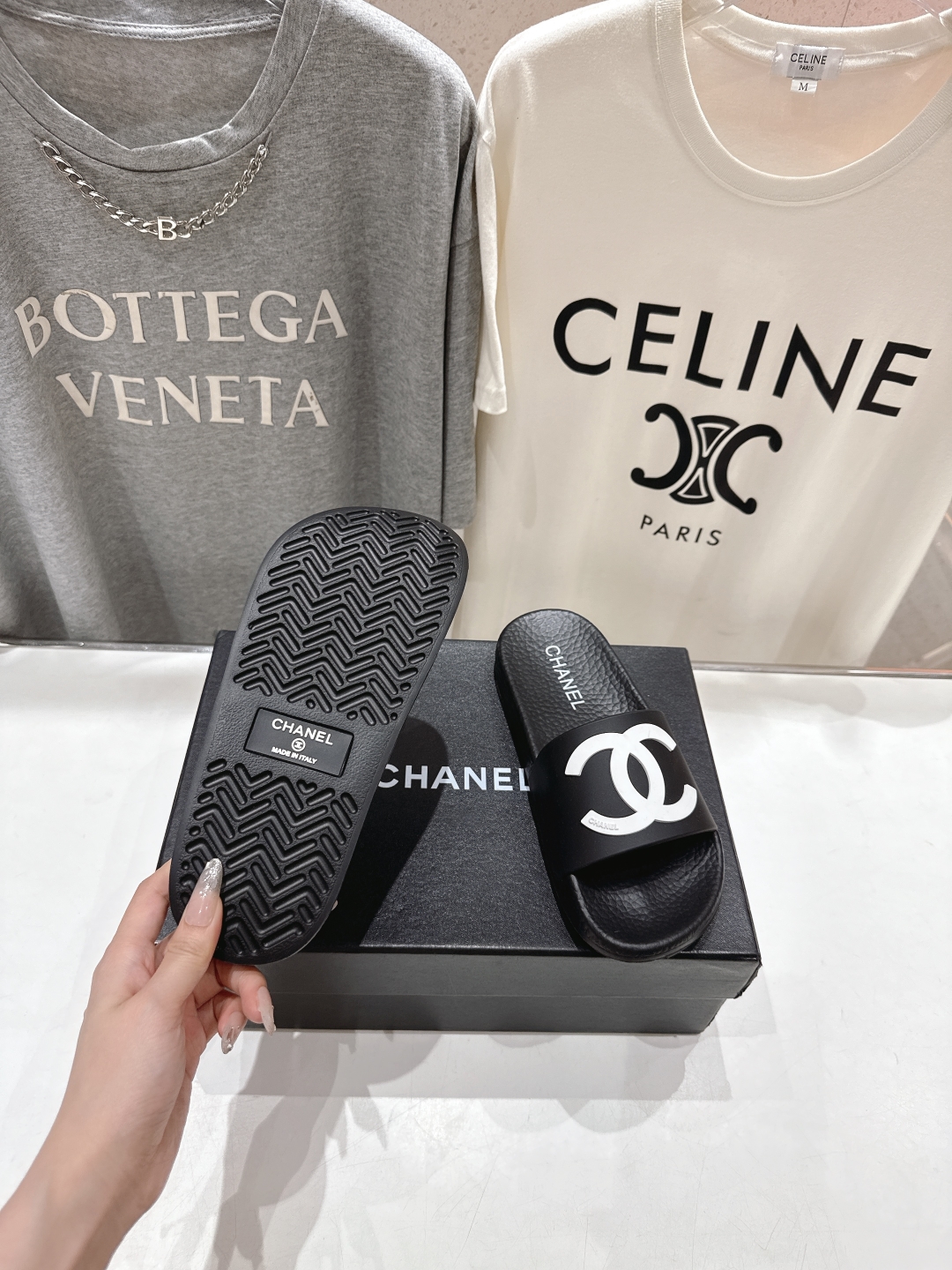 高版本出厂
  CHANEL* ｜小香2025/𝐒𝐒 𝐧𝐞𝐰夏季新款度假沙滩拖鞋
这一季的拖鞋超美😍 极