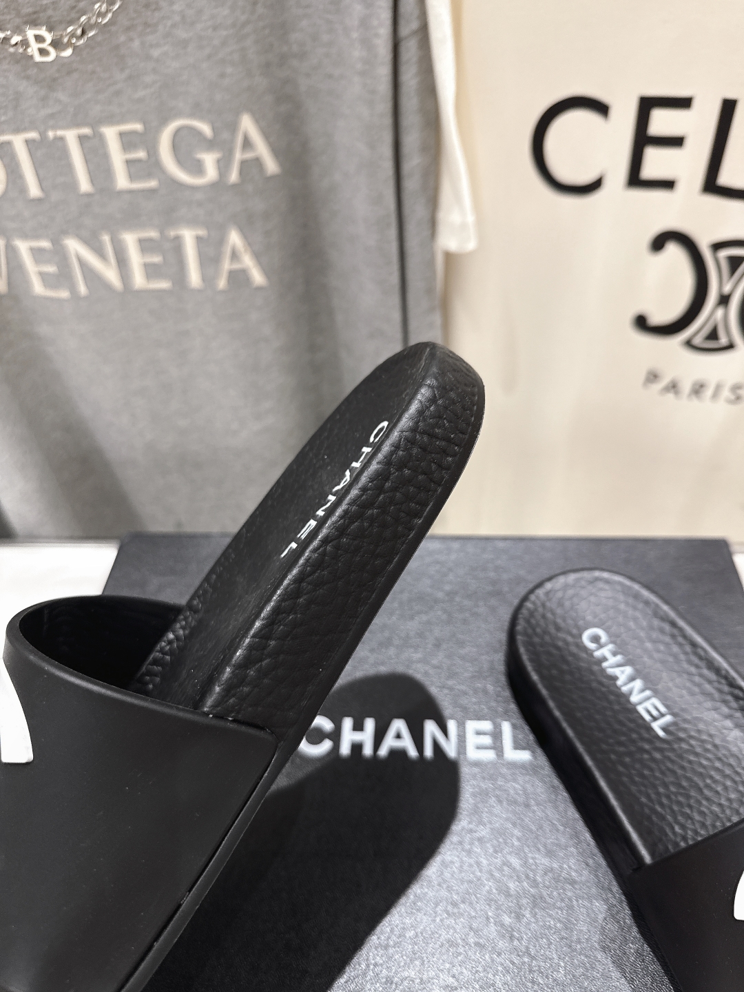 高版本出厂
  CHANEL* ｜小香2025/𝐒𝐒 𝐧𝐞𝐰夏季新款度假沙滩拖鞋
这一季的拖鞋超美😍 极