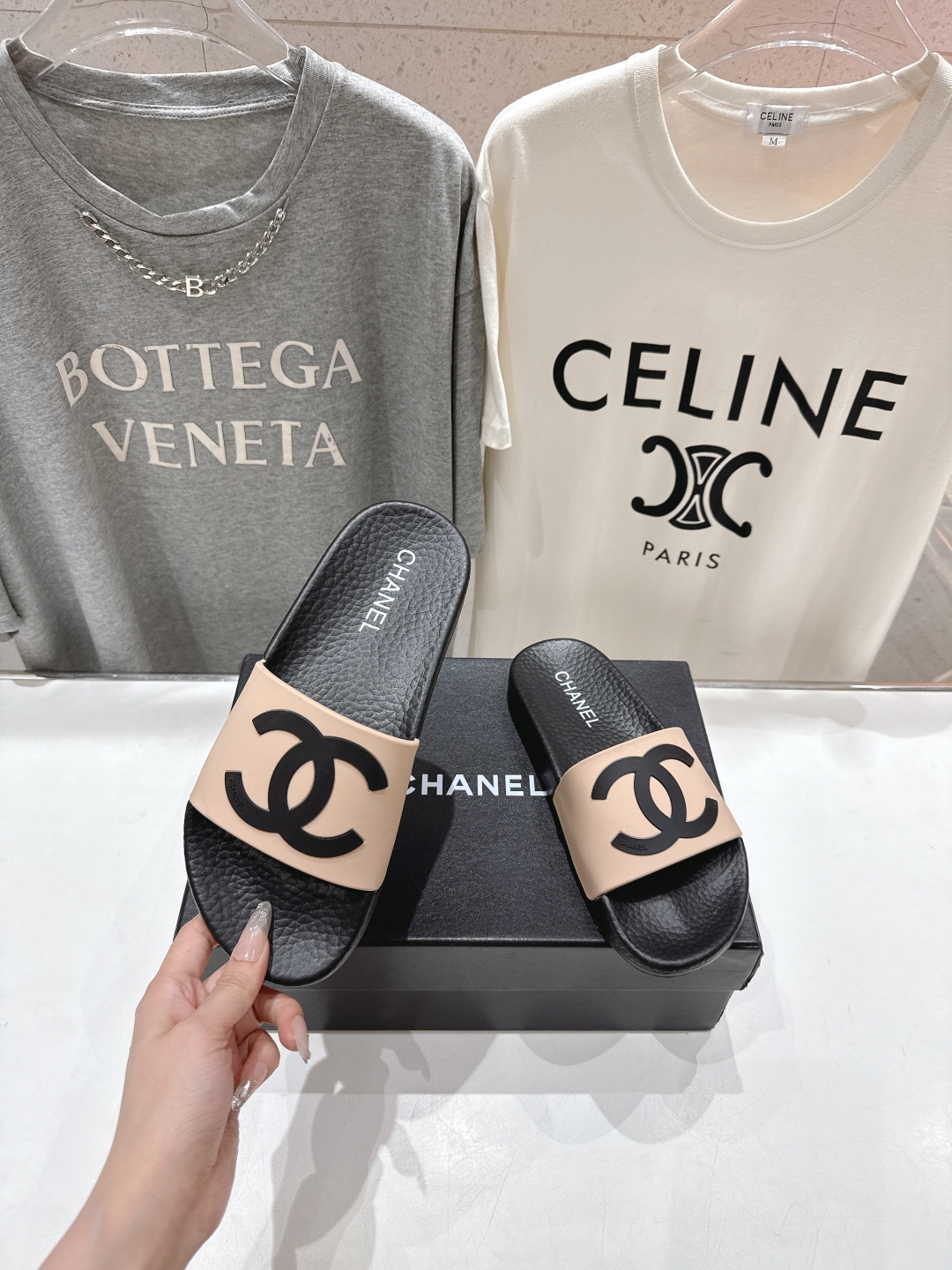 高版本出厂
  CHANEL* ｜小香2025/𝐒𝐒 𝐧𝐞𝐰夏季新款度假沙滩拖鞋
这一季的拖鞋超美😍 极