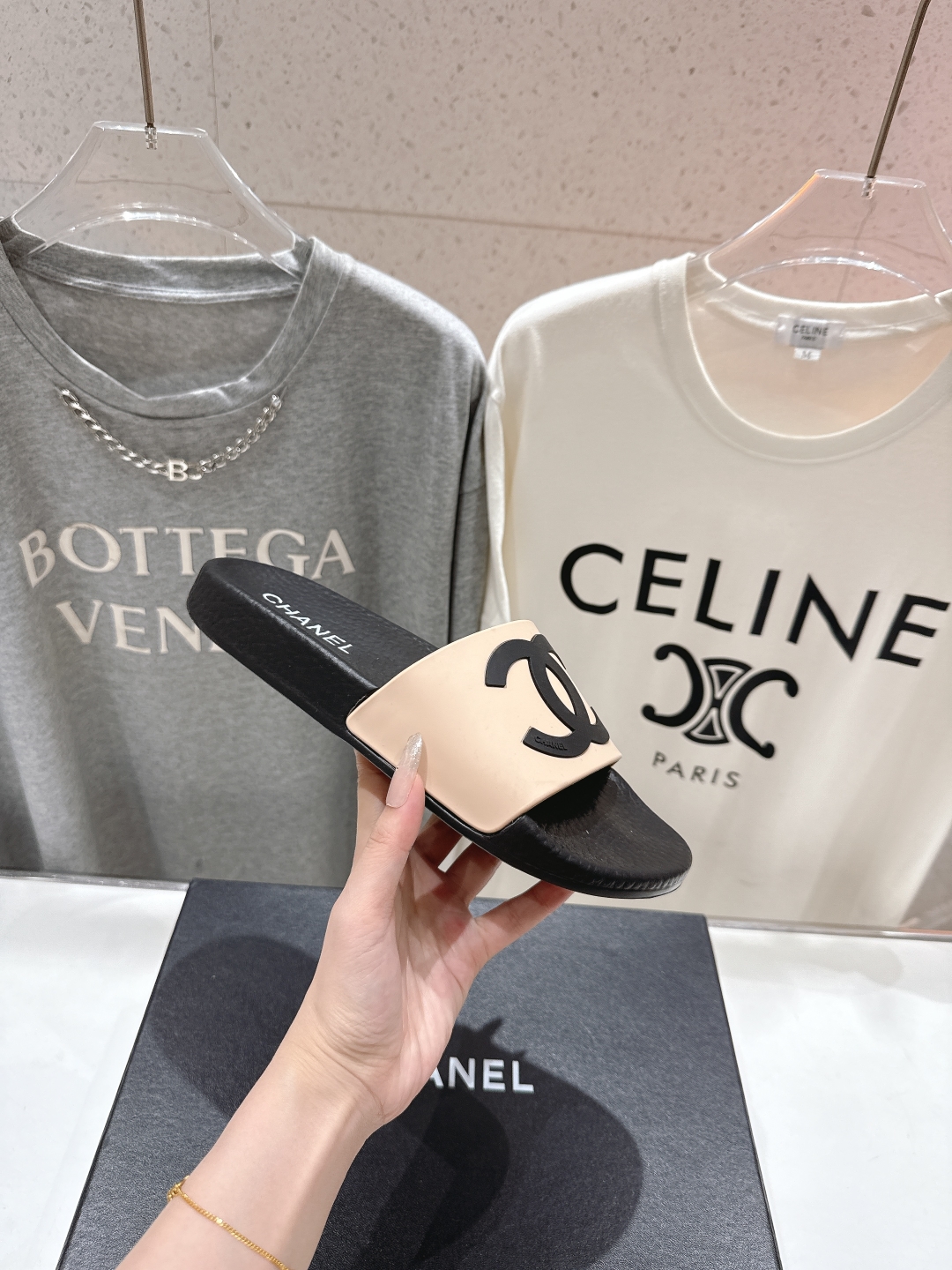 高版本出厂
  CHANEL* ｜小香2025/𝐒𝐒 𝐧𝐞𝐰夏季新款度假沙滩拖鞋
这一季的拖鞋超美😍 极