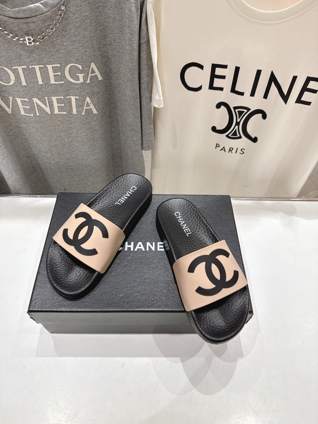 高版本出厂
  CHANEL* ｜小香2025/𝐒𝐒 𝐧𝐞𝐰夏季新款度假沙滩拖鞋
这一季的拖鞋超美😍 极