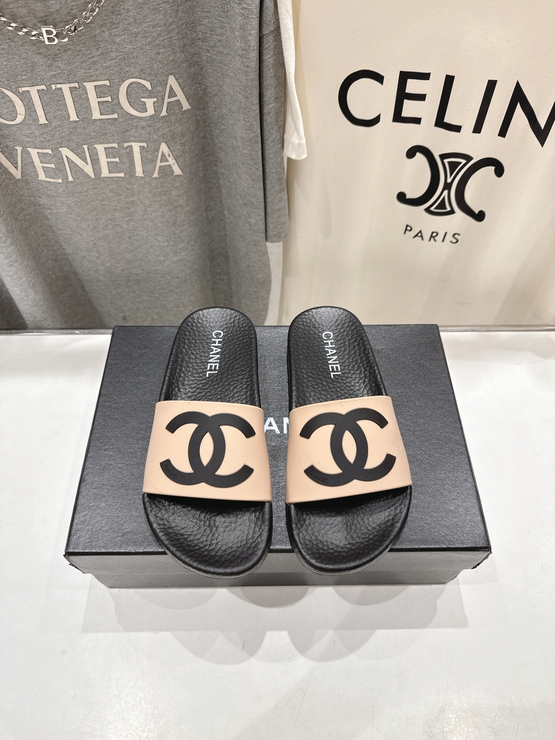 高版本出厂
  CHANEL* ｜小香2025/𝐒𝐒 𝐧𝐞𝐰夏季新款度假沙滩拖鞋
这一季的拖鞋超美😍 极