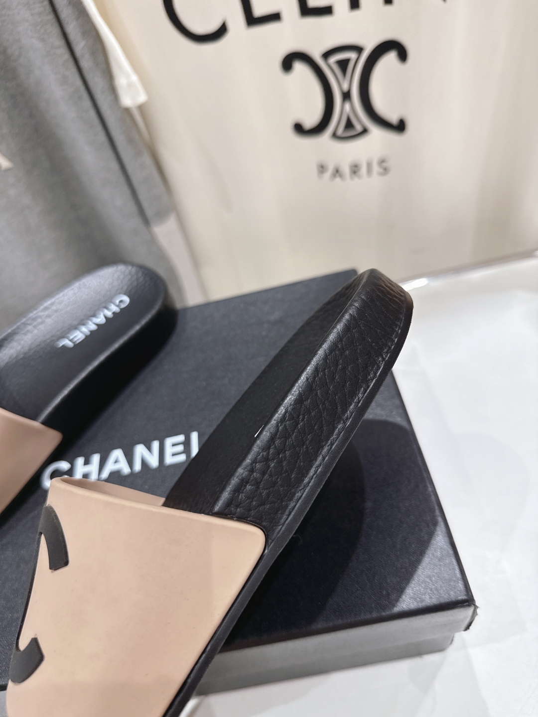 高版本出厂
  CHANEL* ｜小香2025/𝐒𝐒 𝐧𝐞𝐰夏季新款度假沙滩拖鞋
这一季的拖鞋超美😍 极