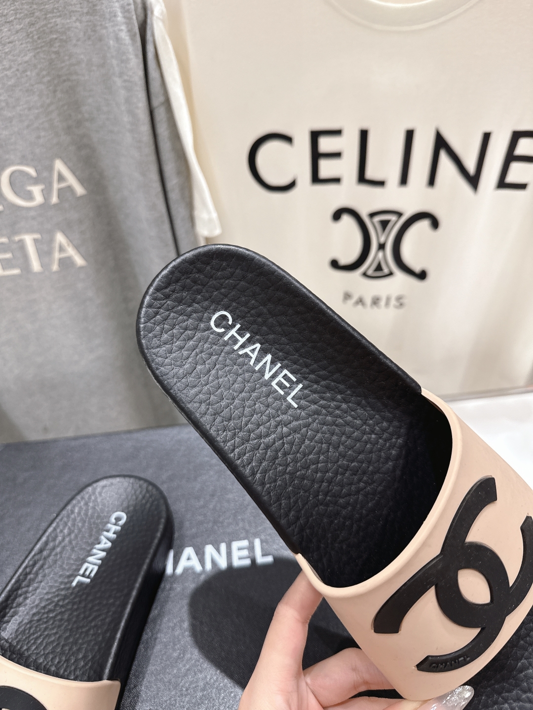高版本出厂
  CHANEL* ｜小香2025/𝐒𝐒 𝐧𝐞𝐰夏季新款度假沙滩拖鞋
这一季的拖鞋超美😍 极