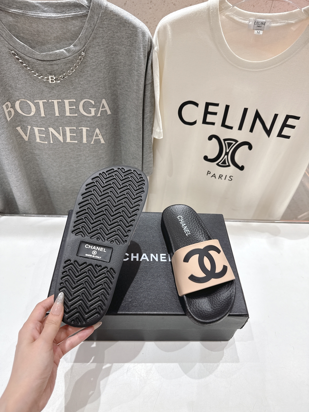 高版本出厂
  CHANEL* ｜小香2025/𝐒𝐒 𝐧𝐞𝐰夏季新款度假沙滩拖鞋
这一季的拖鞋超美😍 极