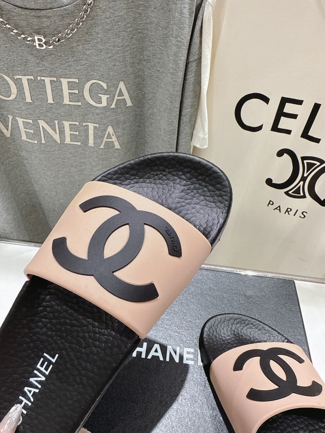 高版本出厂
  CHANEL* ｜小香2025/𝐒𝐒 𝐧𝐞𝐰夏季新款度假沙滩拖鞋
这一季的拖鞋超美😍 极