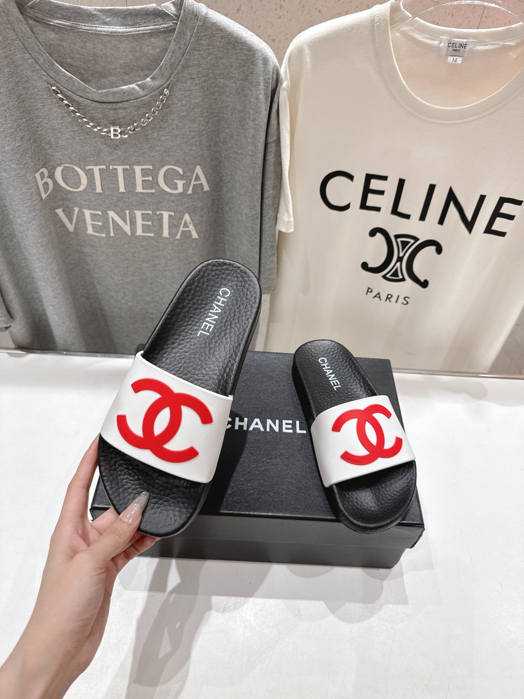 高版本出厂
  CHANEL* ｜小香2025/𝐒𝐒 𝐧𝐞𝐰夏季新款度假沙滩拖鞋
这一季的拖鞋超美😍 极