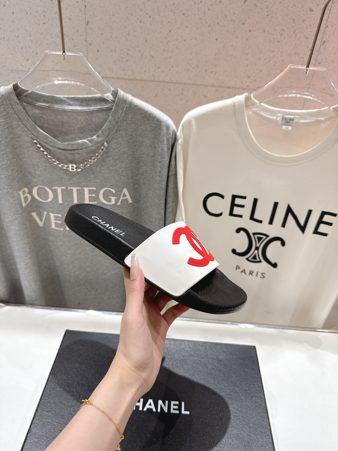 高版本出厂
  CHANEL* ｜小香2025/𝐒𝐒 𝐧𝐞𝐰夏季新款度假沙滩拖鞋
这一季的拖鞋超美😍 极