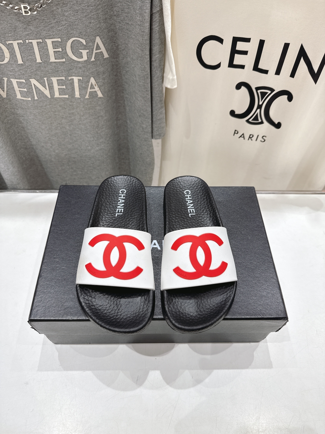 高版本出厂
  CHANEL* ｜小香2025/𝐒𝐒 𝐧𝐞𝐰夏季新款度假沙滩拖鞋
这一季的拖鞋超美😍 极