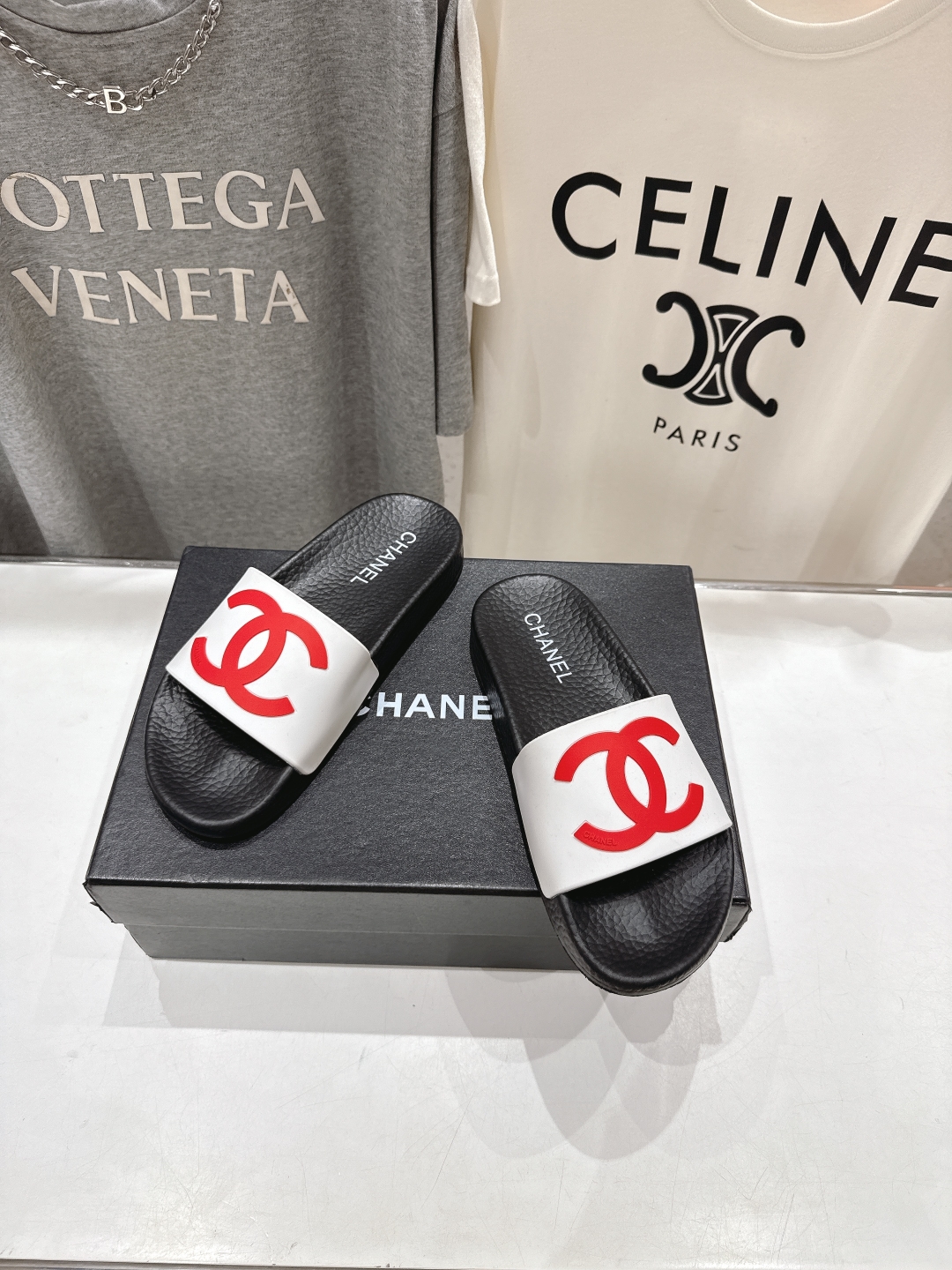 高版本出厂
  CHANEL* ｜小香2025/𝐒𝐒 𝐧𝐞𝐰夏季新款度假沙滩拖鞋
这一季的拖鞋超美😍 极