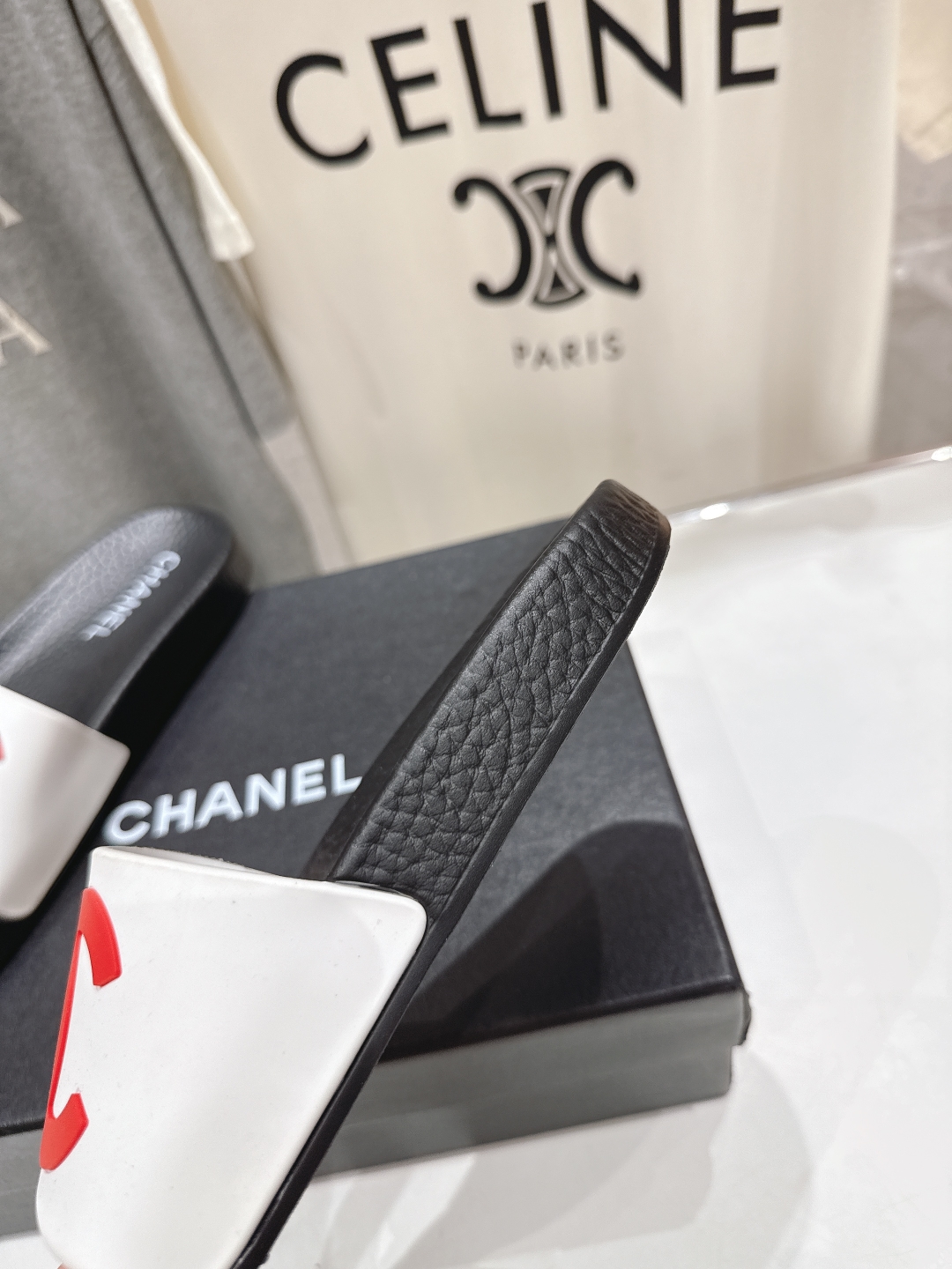 高版本出厂
  CHANEL* ｜小香2025/𝐒𝐒 𝐧𝐞𝐰夏季新款度假沙滩拖鞋
这一季的拖鞋超美😍 极
