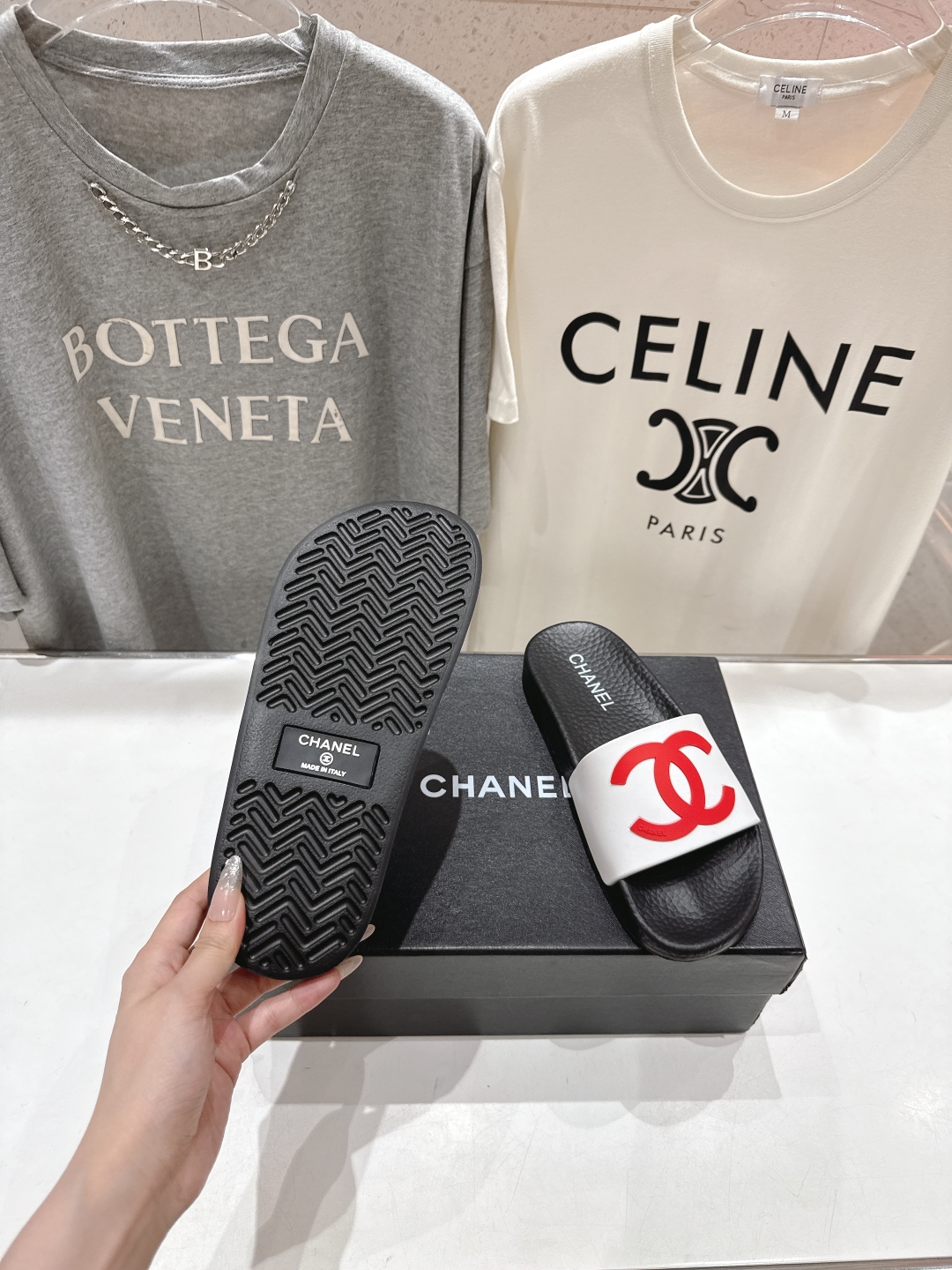 高版本出厂
  CHANEL* ｜小香2025/𝐒𝐒 𝐧𝐞𝐰夏季新款度假沙滩拖鞋
这一季的拖鞋超美😍 极