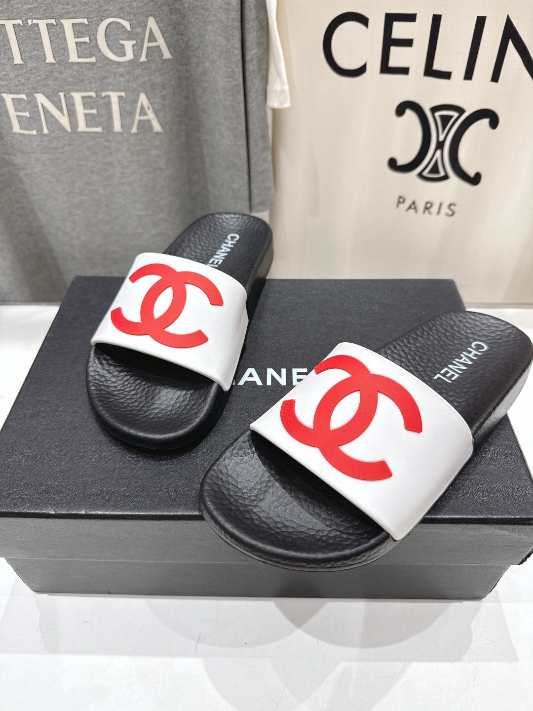 高版本出厂
  CHANEL* ｜小香2025/𝐒𝐒 𝐧𝐞𝐰夏季新款度假沙滩拖鞋
这一季的拖鞋超美😍 极